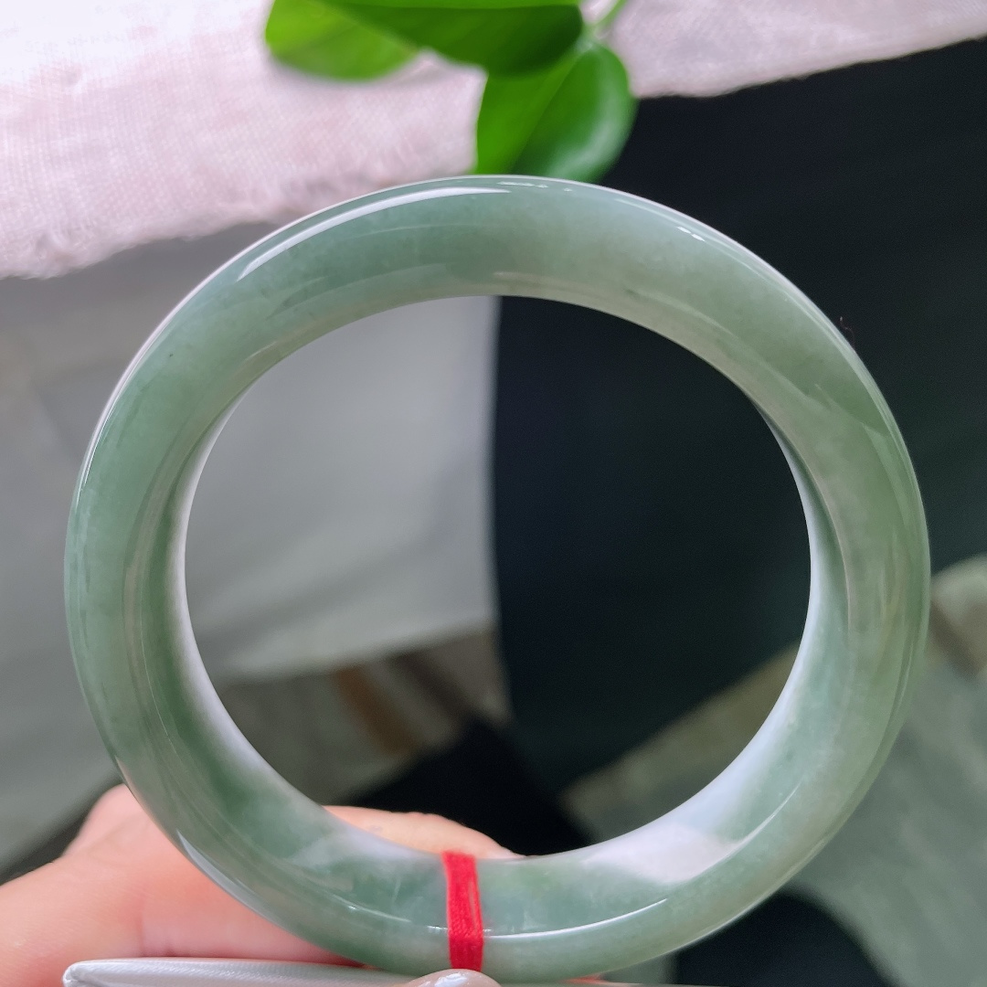 油青正圈，无裂，一镯两境，清白遇碧翠，将湖山暮色凝于腕间，氛围感古朴雅致。ss57901a