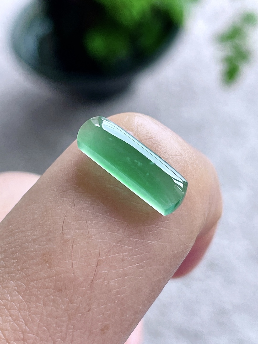 高冰晴绿马鞍戒面，缅料，无裂，性比高，尺寸15-4.4-4.3，重量1克