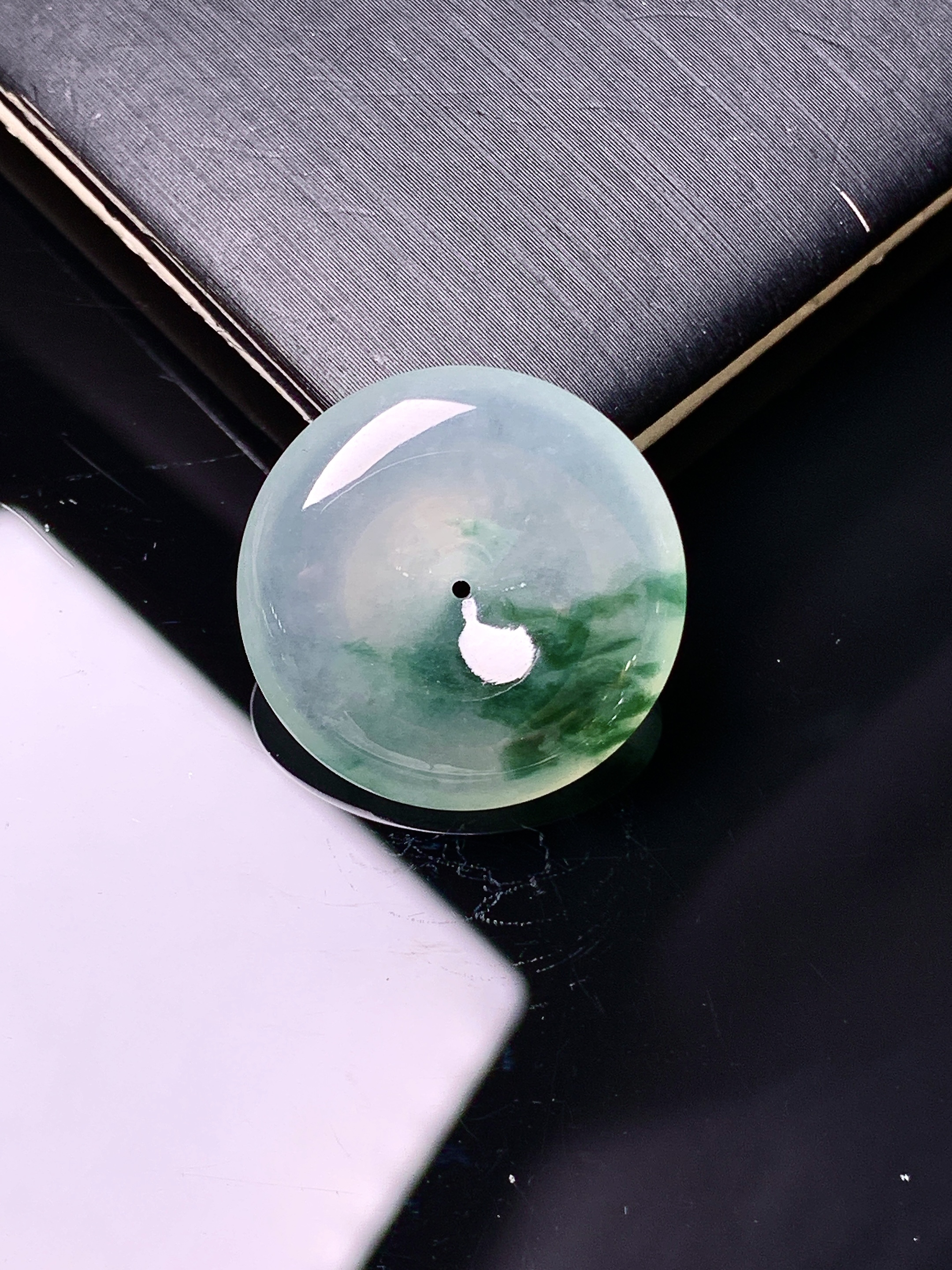 飘绿平安扣吊坠 玉质细腻 色泽艳丽清新 水润亮眼 整体尺寸20.3*4.8 e1