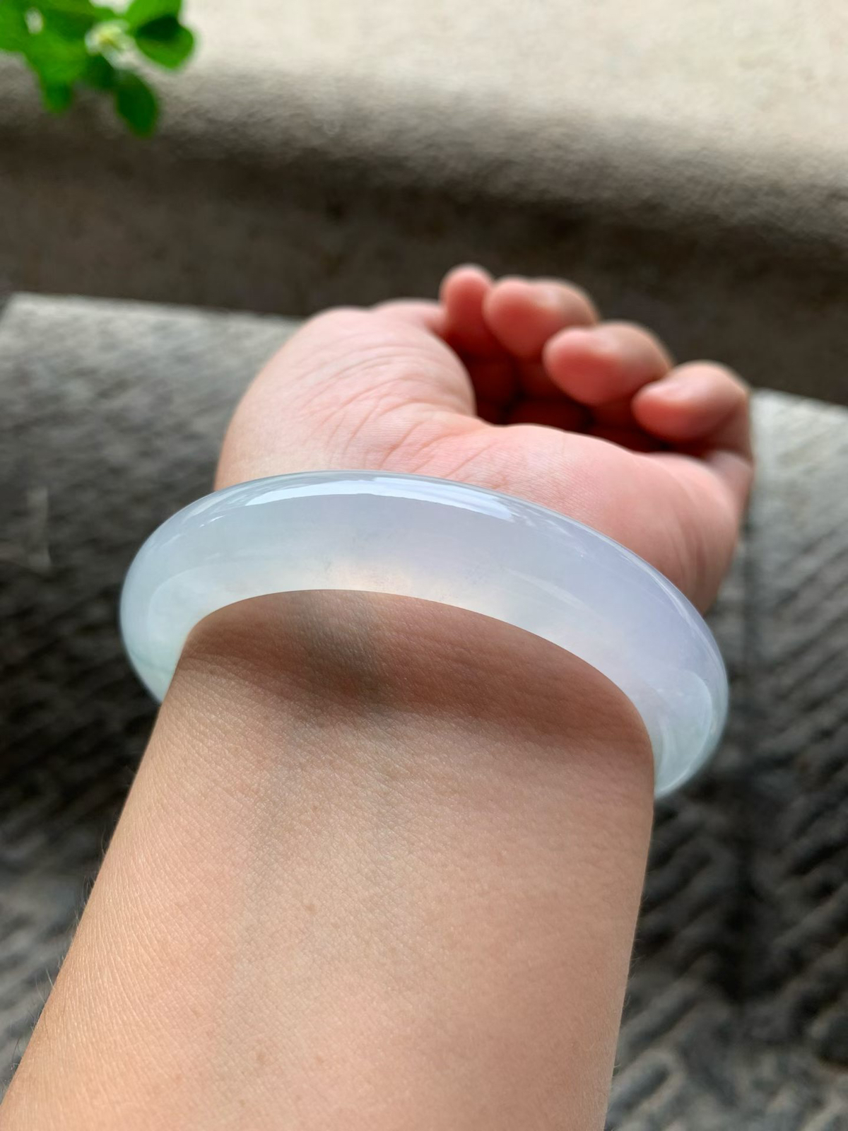 冰淡春彩正圈手镯尺寸57.2*12*9.5整体通透，冰冰润润，色泽干净柔和，细腻通透，起荧起光，胶感十足，清新素雅！