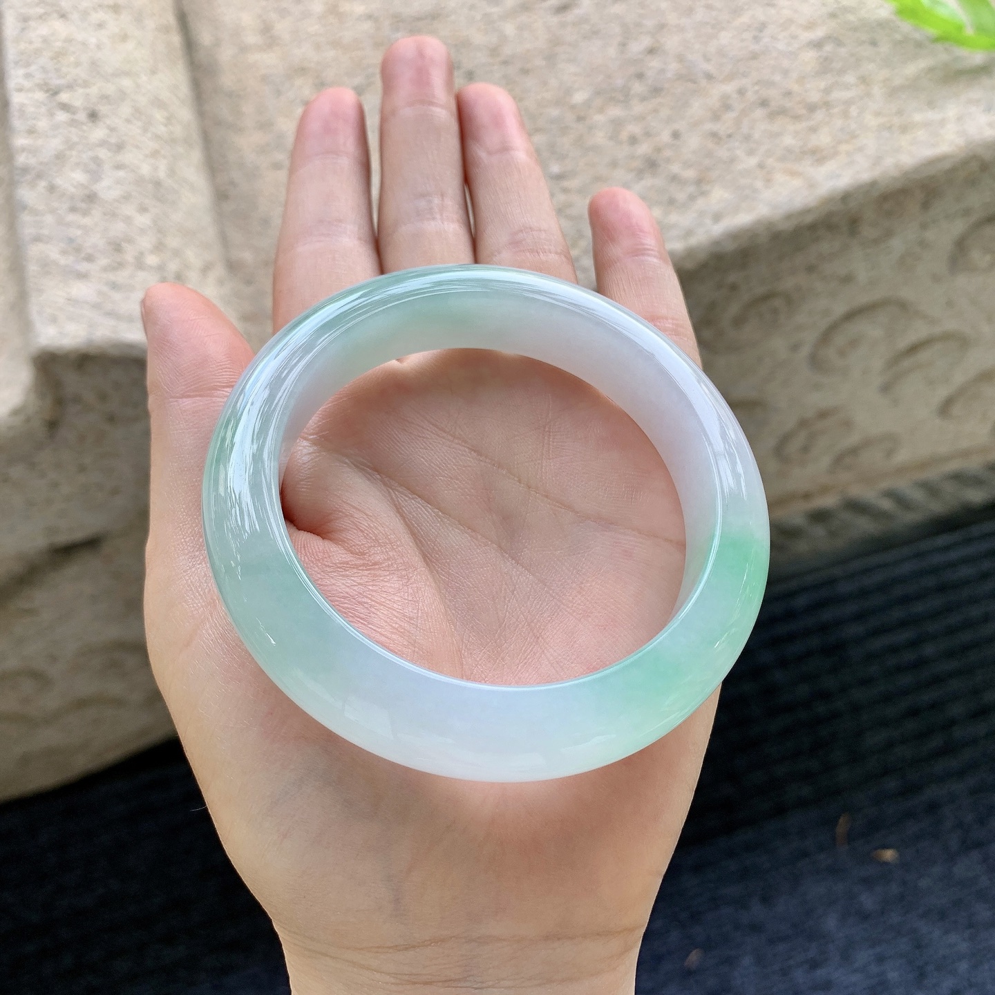正圈57 58，圈口58.7/13.2/9.7，编码AD090408，描述冰糯飘绿，水润，种老，细腻，无裂。