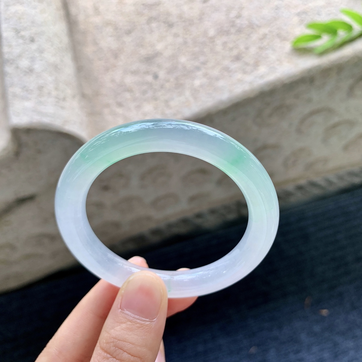 圆条48 49，圈口49.5/9/8.5，编码N2090423，冰飘绿，清透，水润，种老，细腻，打灯有棉絮