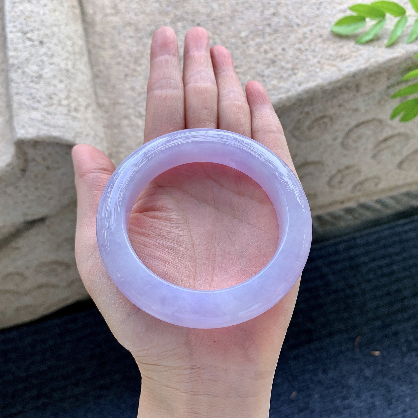 正圈55 56，圈口55.8/13.8/10.7，编码WW090455，糯冰水润，种老，细腻，打灯有棉纹线，无裂