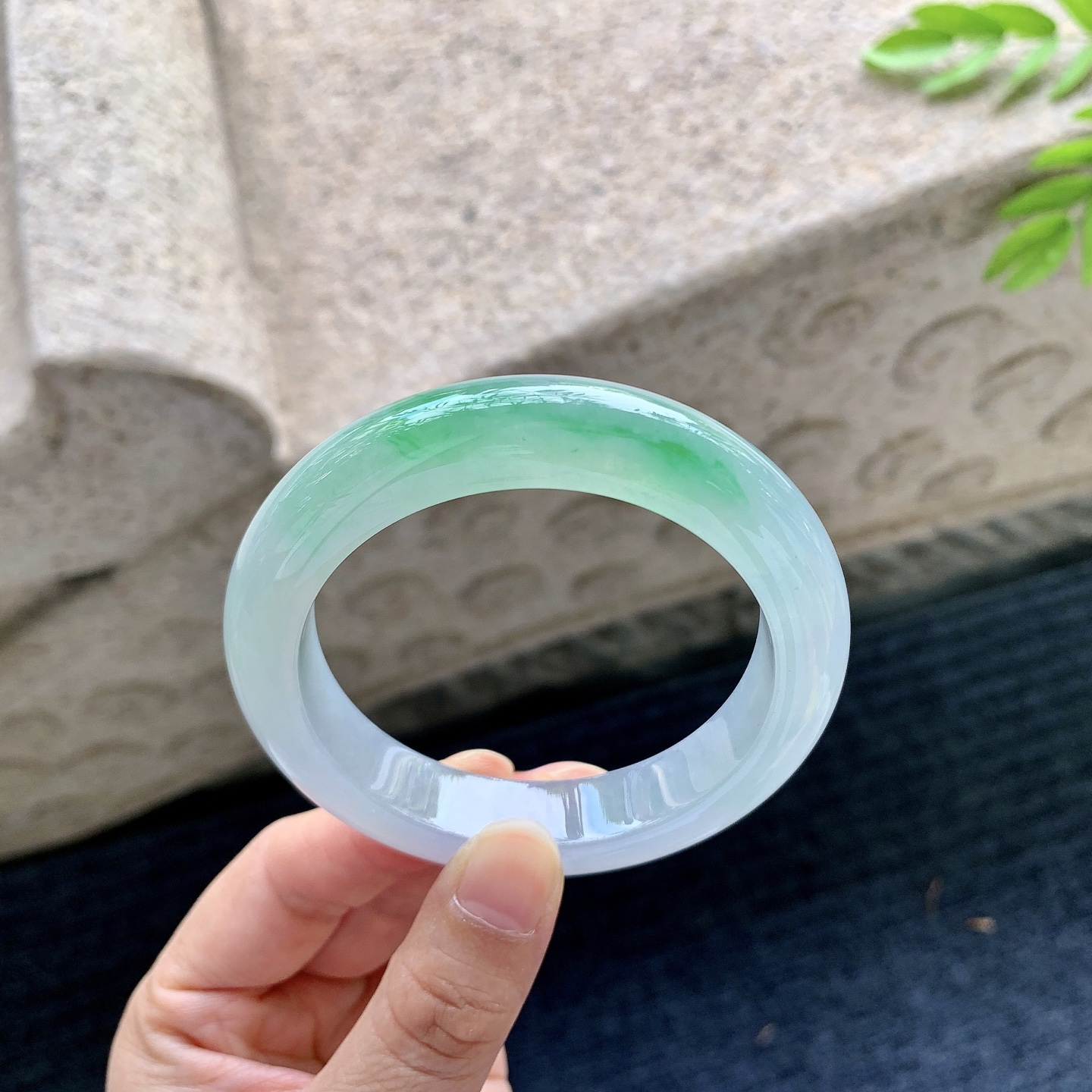 正圈53 54，圈口54.8/12.2/9.5，编码G9090439，冰糯飘绿，水润，种老，细腻，有絮线