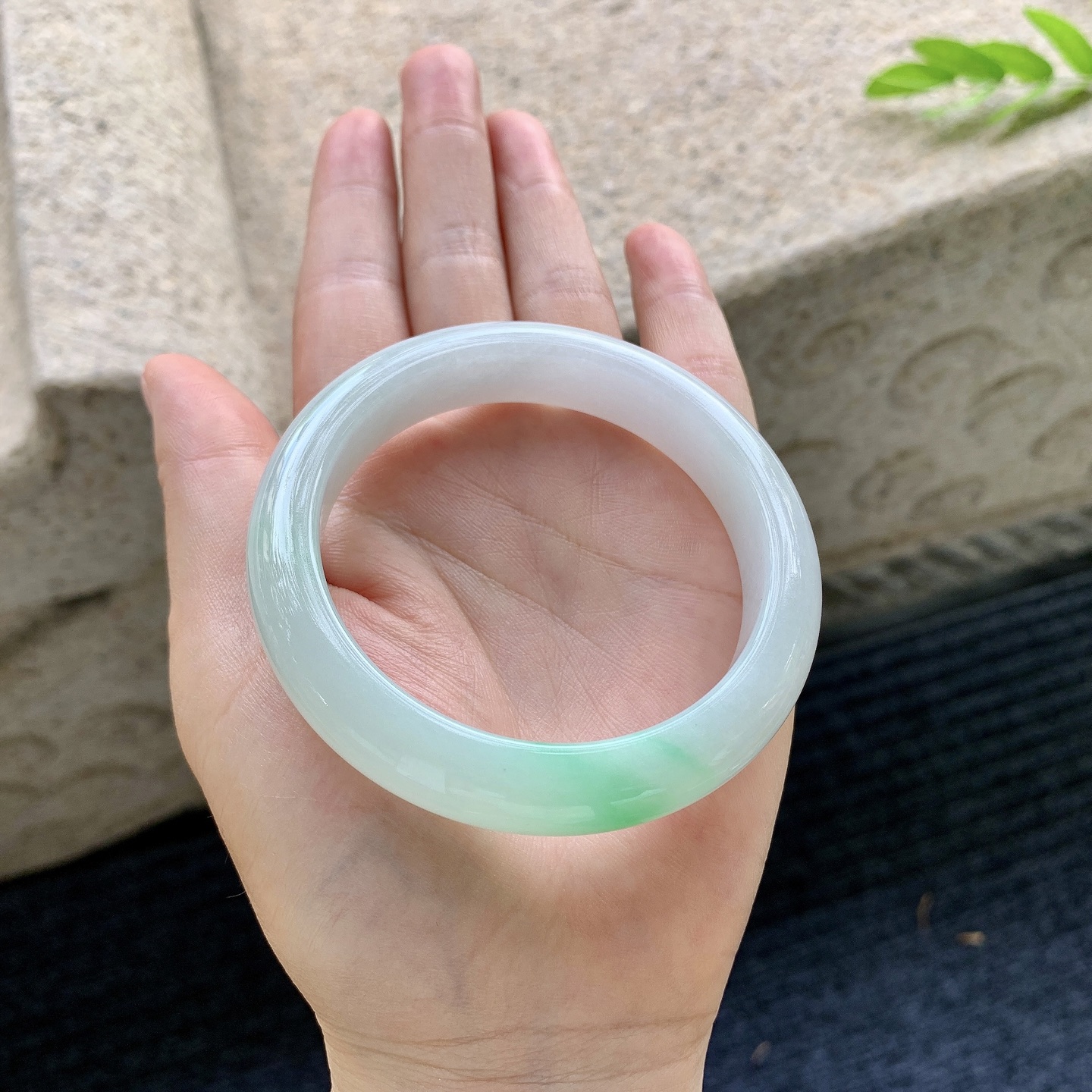 正圈55 56，圈口56.3/12.4/8.8，编码AD090412，细糯飘绿，水润，种老，细腻，无裂。