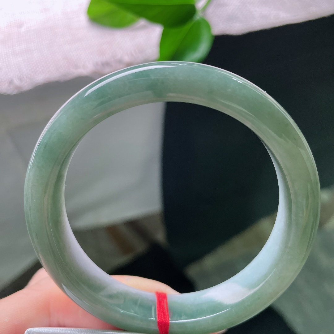 油青正圈，无裂，一镯两境，清白遇碧翠，将湖山暮色凝于腕间，氛围感古朴雅致。ss57901a