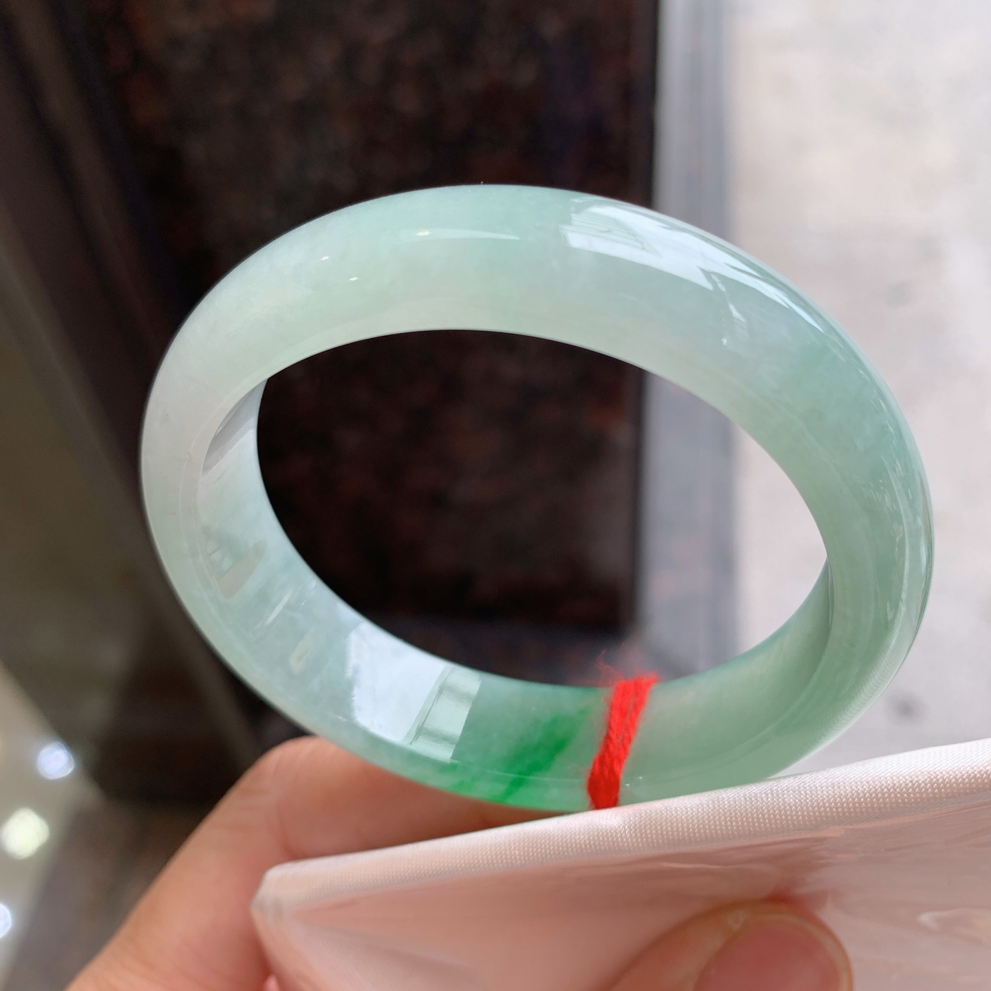 贵妃冰飘绿 微细纹 尺寸：52.8/46/13.2/7.4 小圈口