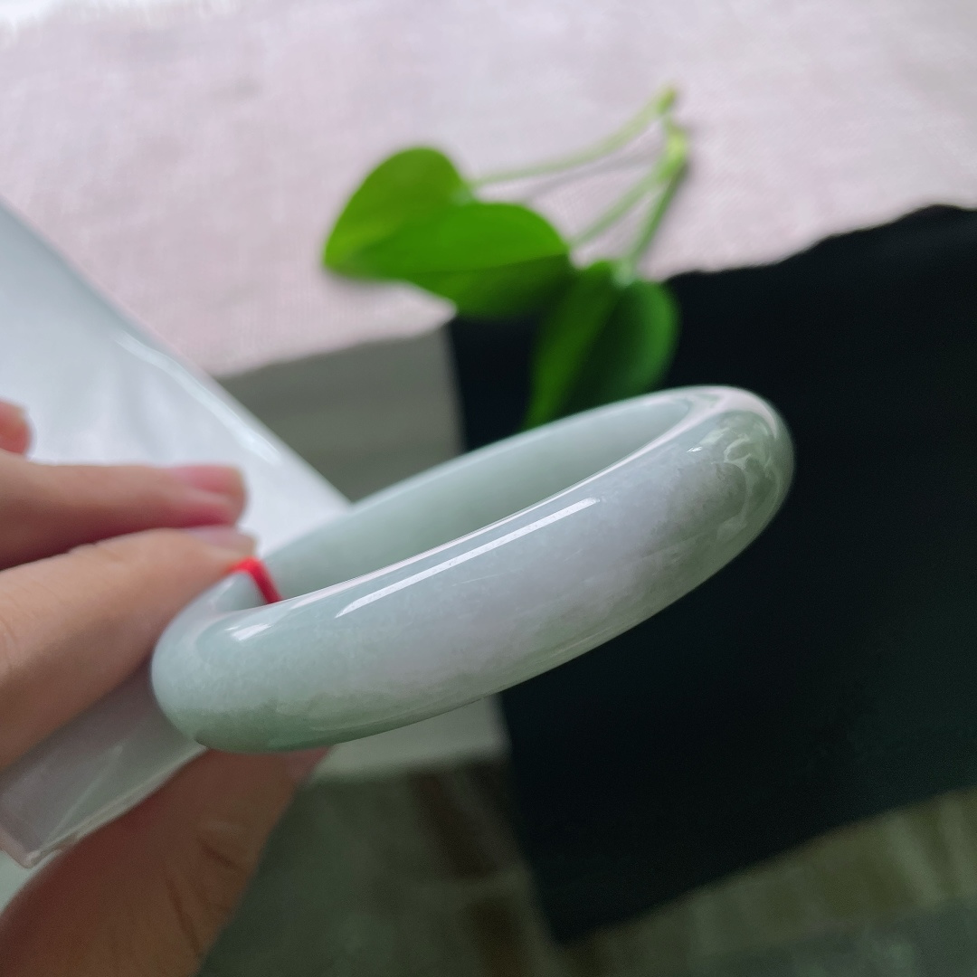 油青正圈，无裂，一边素净冰白，一边浓郁湖绿，深浅两色自然交融，山水意境浑然天成。ss57907a