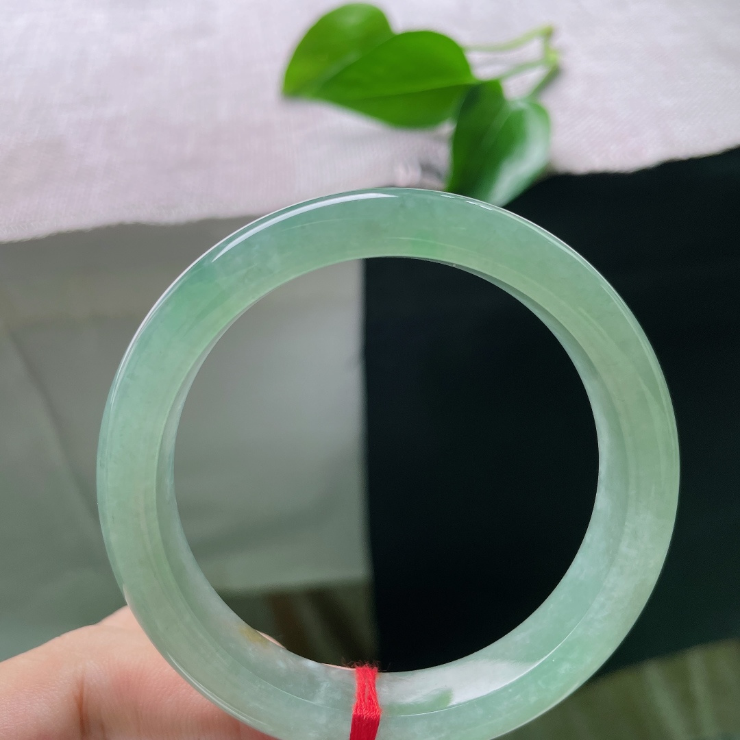 绿底正圈，晶体，绿调温润雅致，不张扬不刺眼，像一汪静谧的山间湖水，清爽舒适，氛围感清冷恬淡。ss57