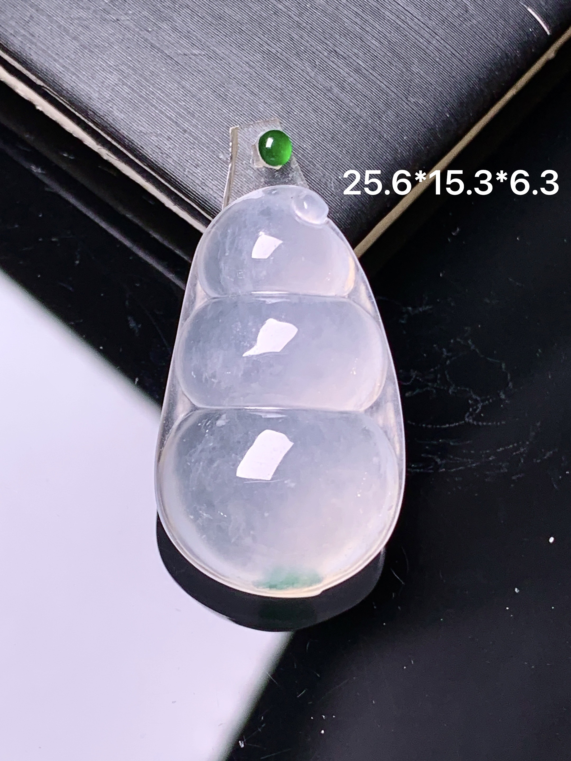 镶嵌款 冰种四季豆吊坠 玉质细腻 色泽艳丽清新 水润亮眼 整体尺寸25.6*15.3*6.3 2x