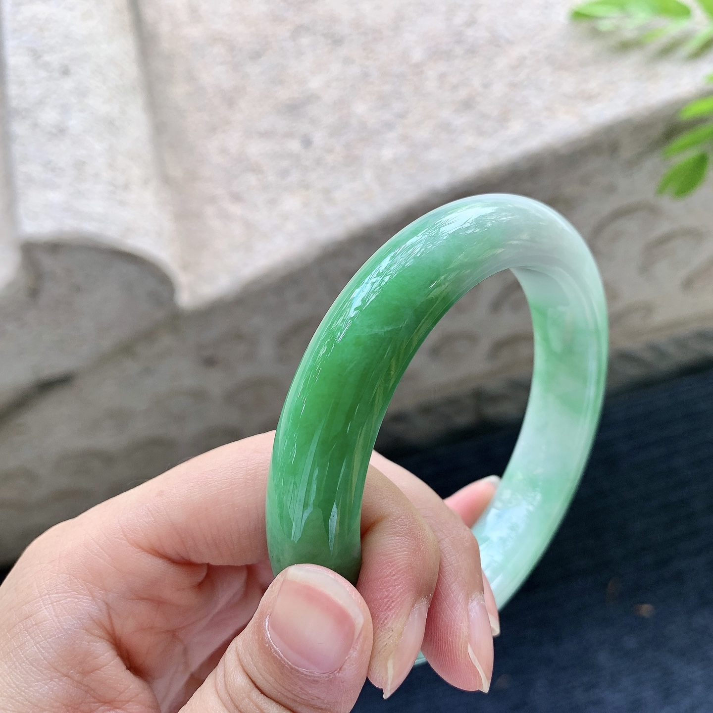 正圈，圈口59/13.1/10.7，编码Q7090452，细糯辣阳绿，水润，种老，细腻，有纹线