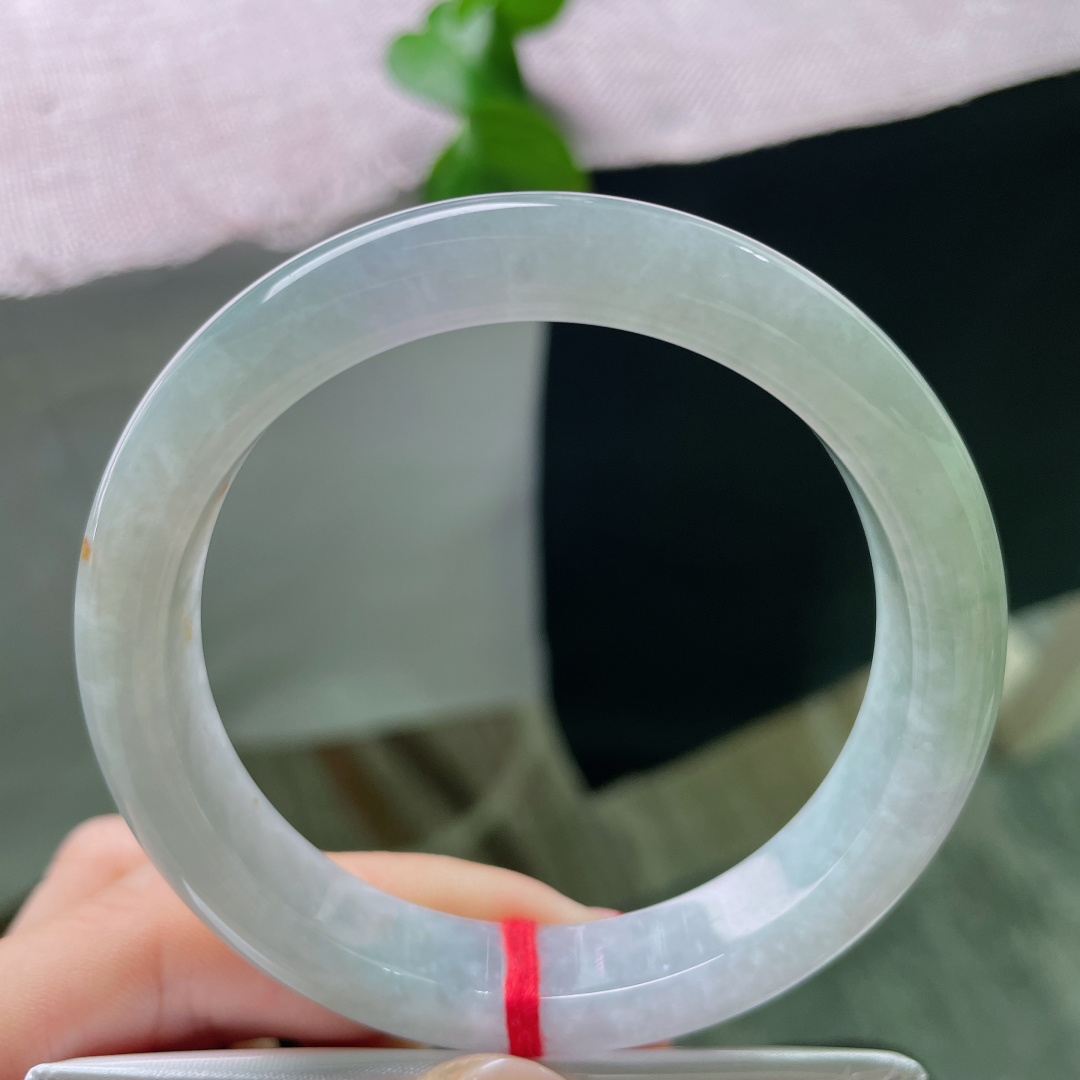 绿底正圈，皮纹，淡晴水底带细碎洒金，玉质温润通透，简约温婉日常百搭。ss58158a