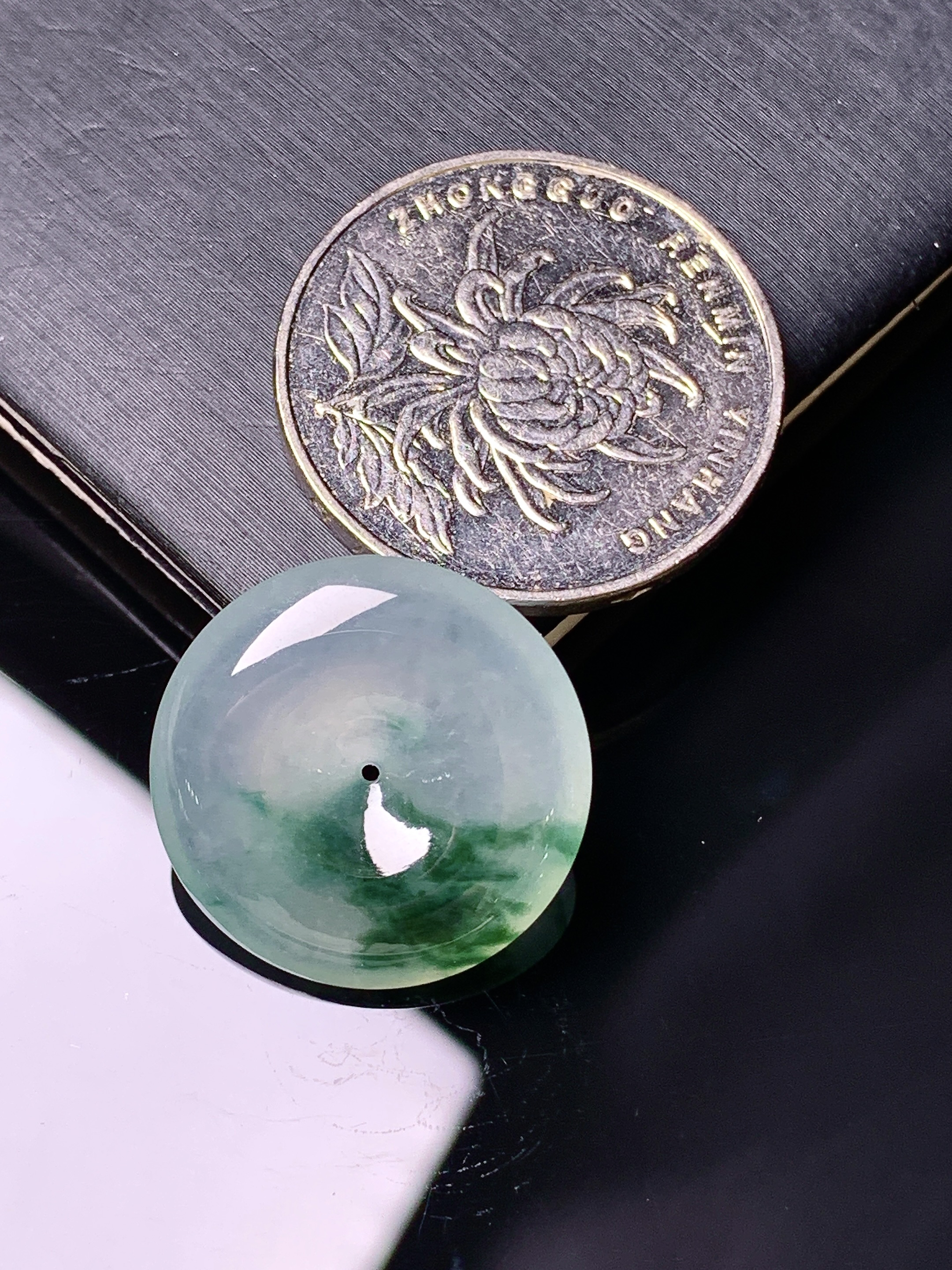 飘绿平安扣吊坠 玉质细腻 色泽艳丽清新 水润亮眼 整体尺寸20.3*4.8 e1