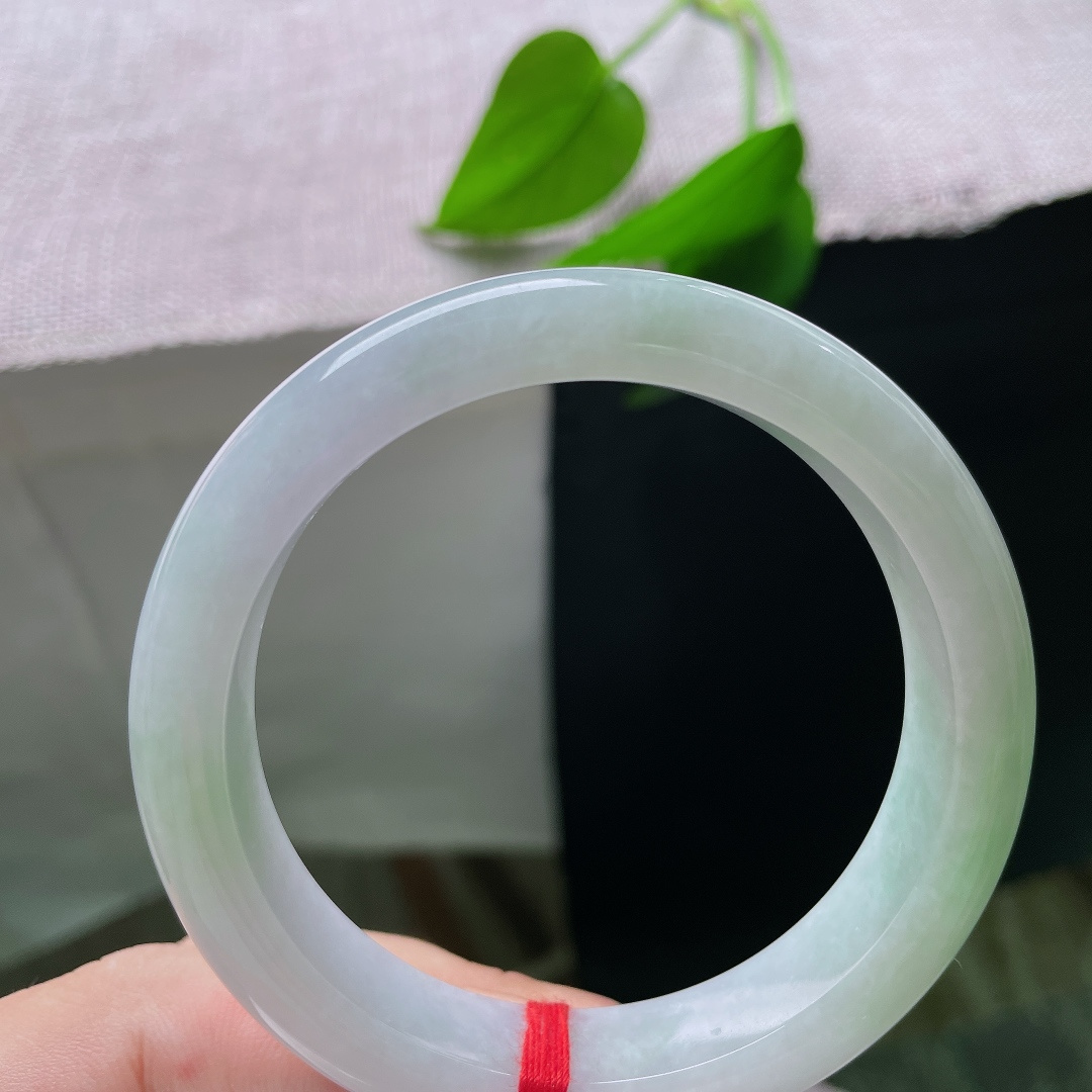 绿底正圈，无裂，浅翠色调格外衬肤色，黄皮白皮都友好，日常通勤休闲佩戴都十分适配。ss58147a