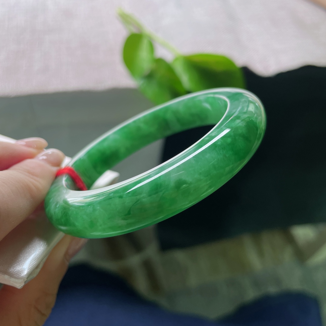 绿底正圈，凝一汪满绿清泉，藏半生温润安然。种老，色艳，皮纹，ss58213a