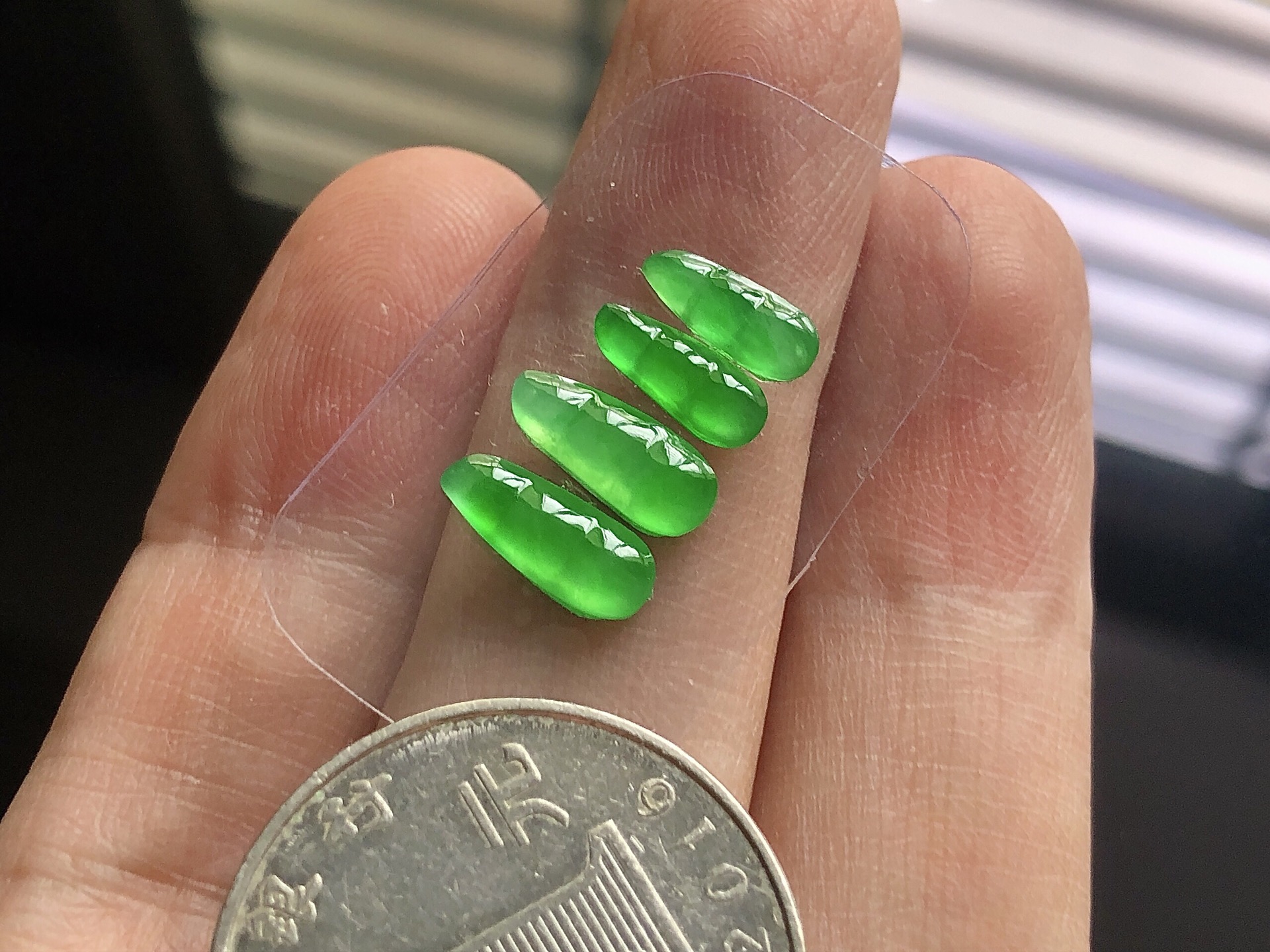️ 冰种阳绿福豆，色泽艳阳，通透水润，玉质细腻，夺目迷人，镶嵌效果，品相，无裂，尺寸11*4.5*2.5，9.7*3.7*2.2