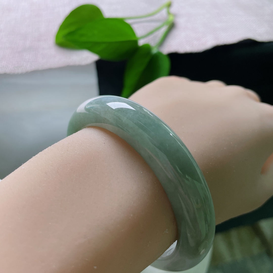 油青正圈，无裂，一边素净冰白，一边浓郁湖绿，深浅两色自然交融，山水意境浑然天成。ss57907a