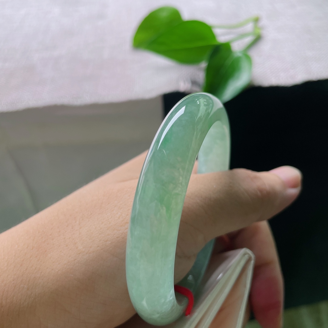 绿底正圈，晶体，绿调温润雅致，不张扬不刺眼，像一汪静谧的山间湖水，清爽舒适，氛围感清冷恬淡。ss57891a