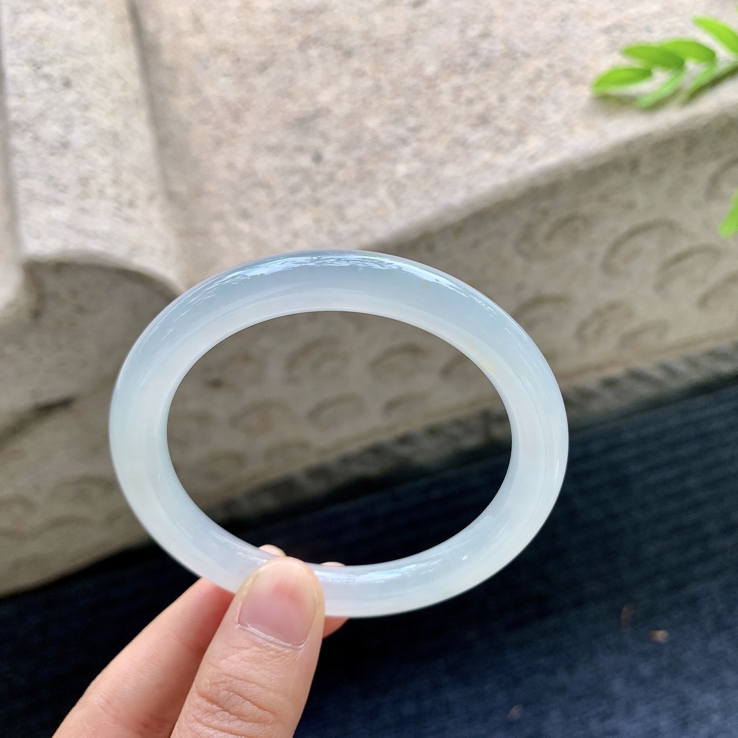 圆条56 57,圈口57.2/9/8.8,编码D6082794,糯冰底色，水润，种老，细腻，无裂