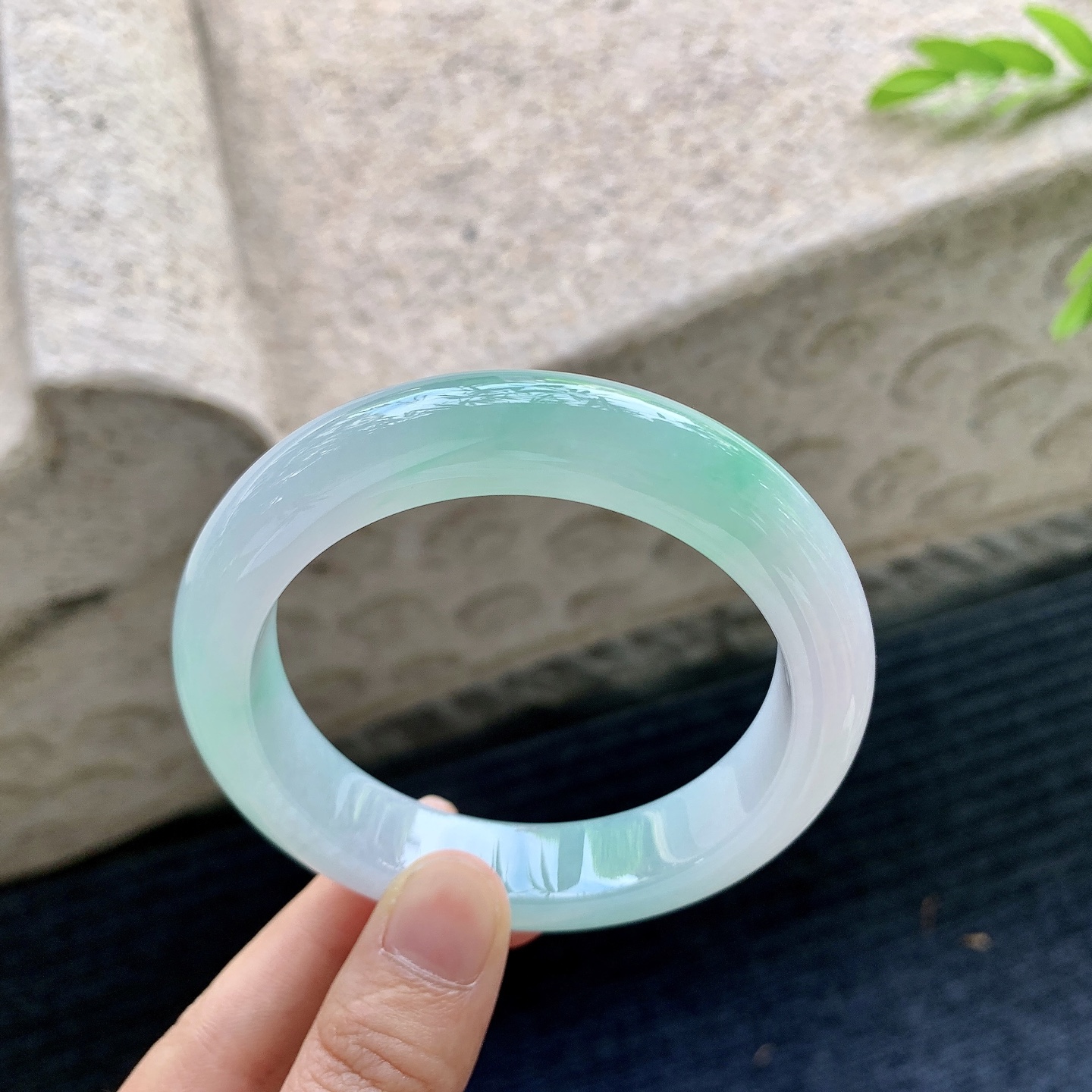 正圈57 58，圈口58.7/13.2/9.7，编码AD090408，描述冰糯飘绿，水润，种老，细腻，无裂。
