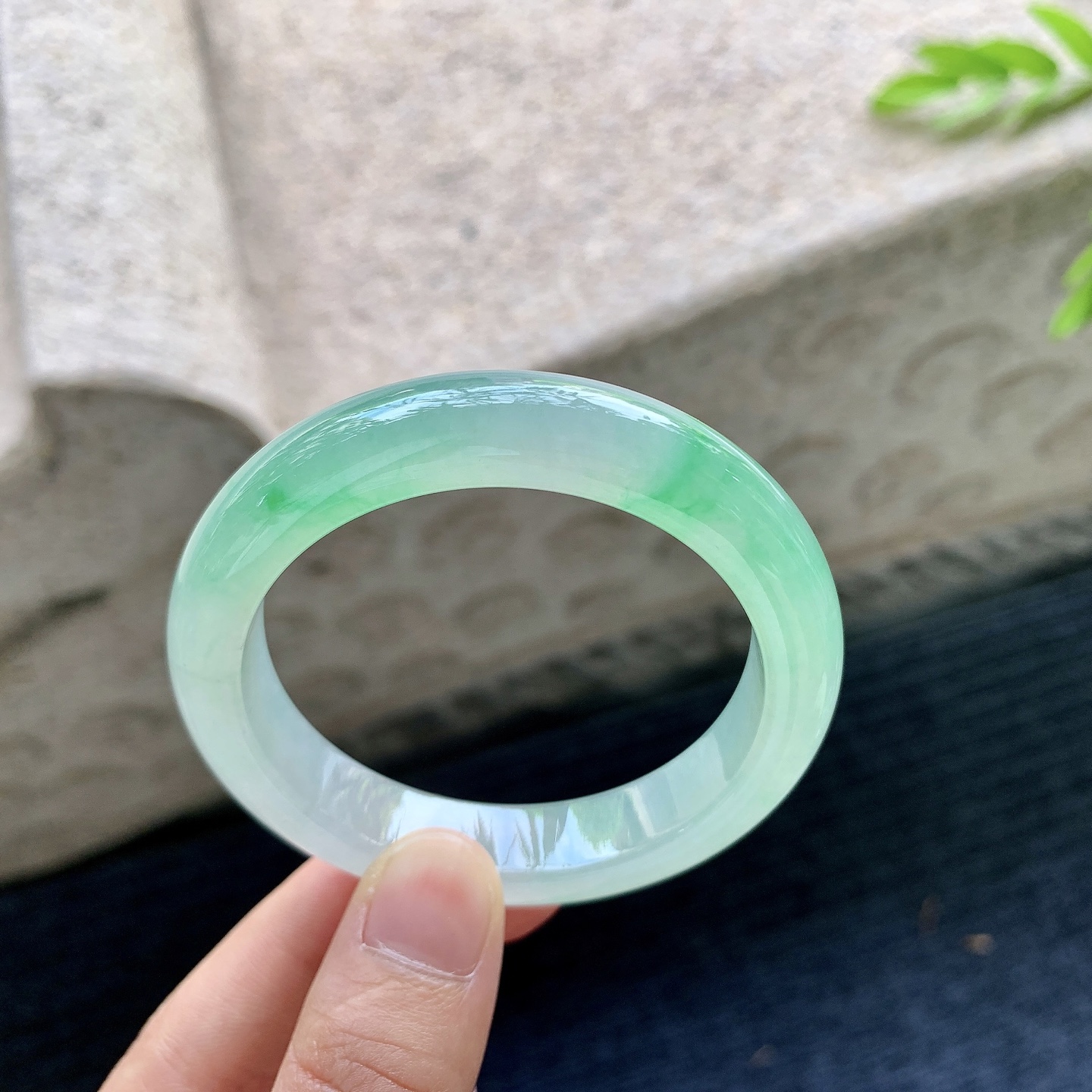 正圈49 50，圈口50.3/11.2/8，编码G9090440，描述冰飘阳绿，清透，水润，种老，细腻，打灯有絮线