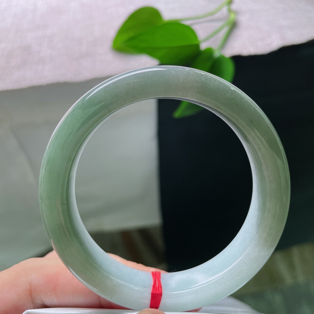 油青正圈，无裂，一边素净冰白，一边浓郁湖绿，深浅两色自然交融，山水意境浑然天成。ss57907a