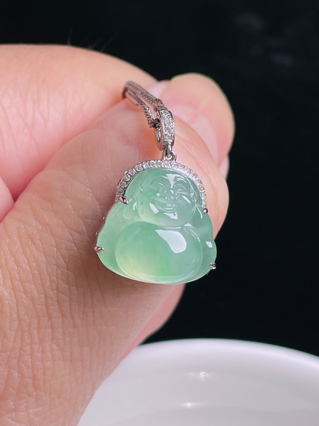 冰绿佛公，18k镶嵌，老种起光，细底通透，尺寸：22.6/15/7.7mm0903