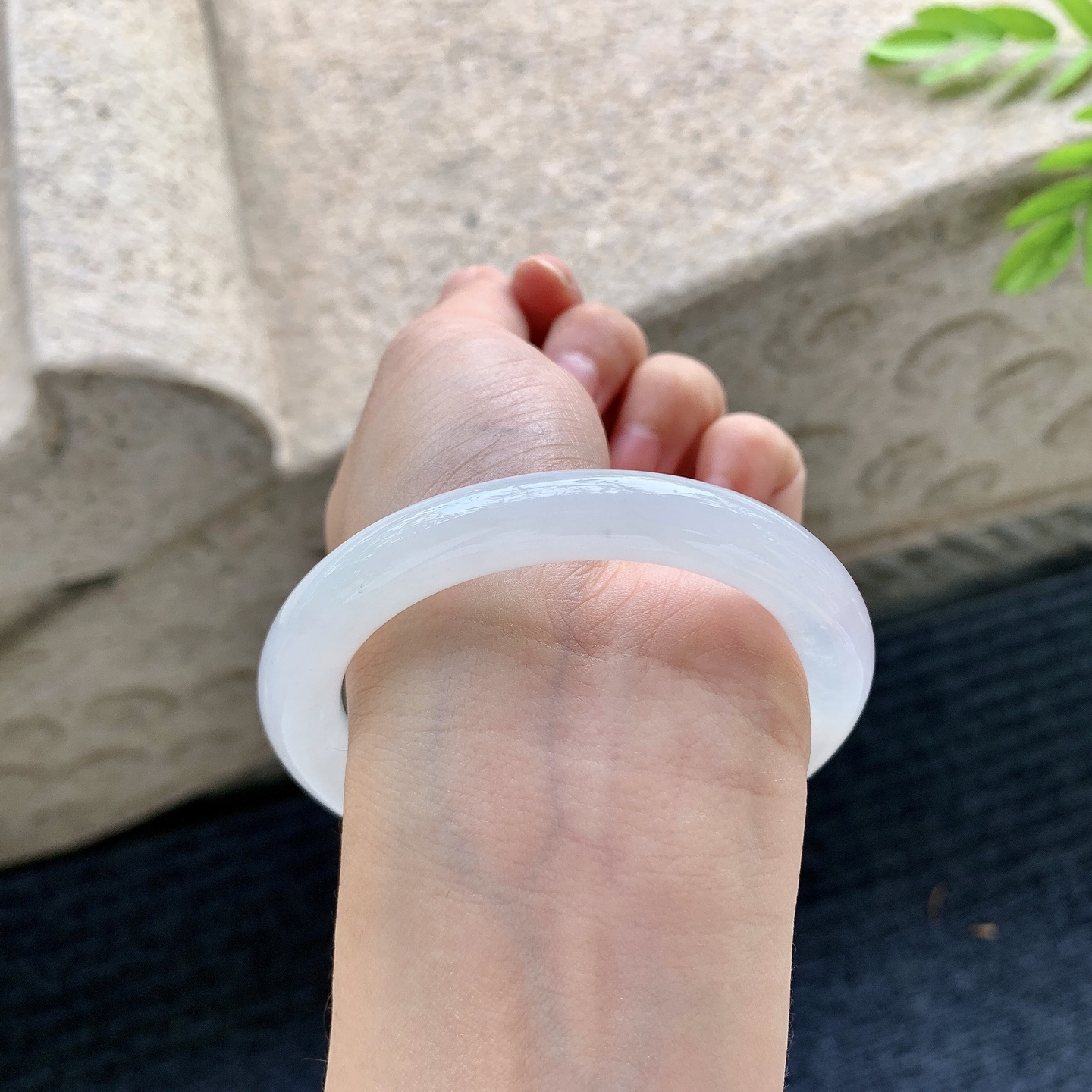 圆条54 55，【圈口】55/9.3/9.4，【编码】B2090450，【描述】糯冰白月光，水润，种老，细腻，打灯有棉线