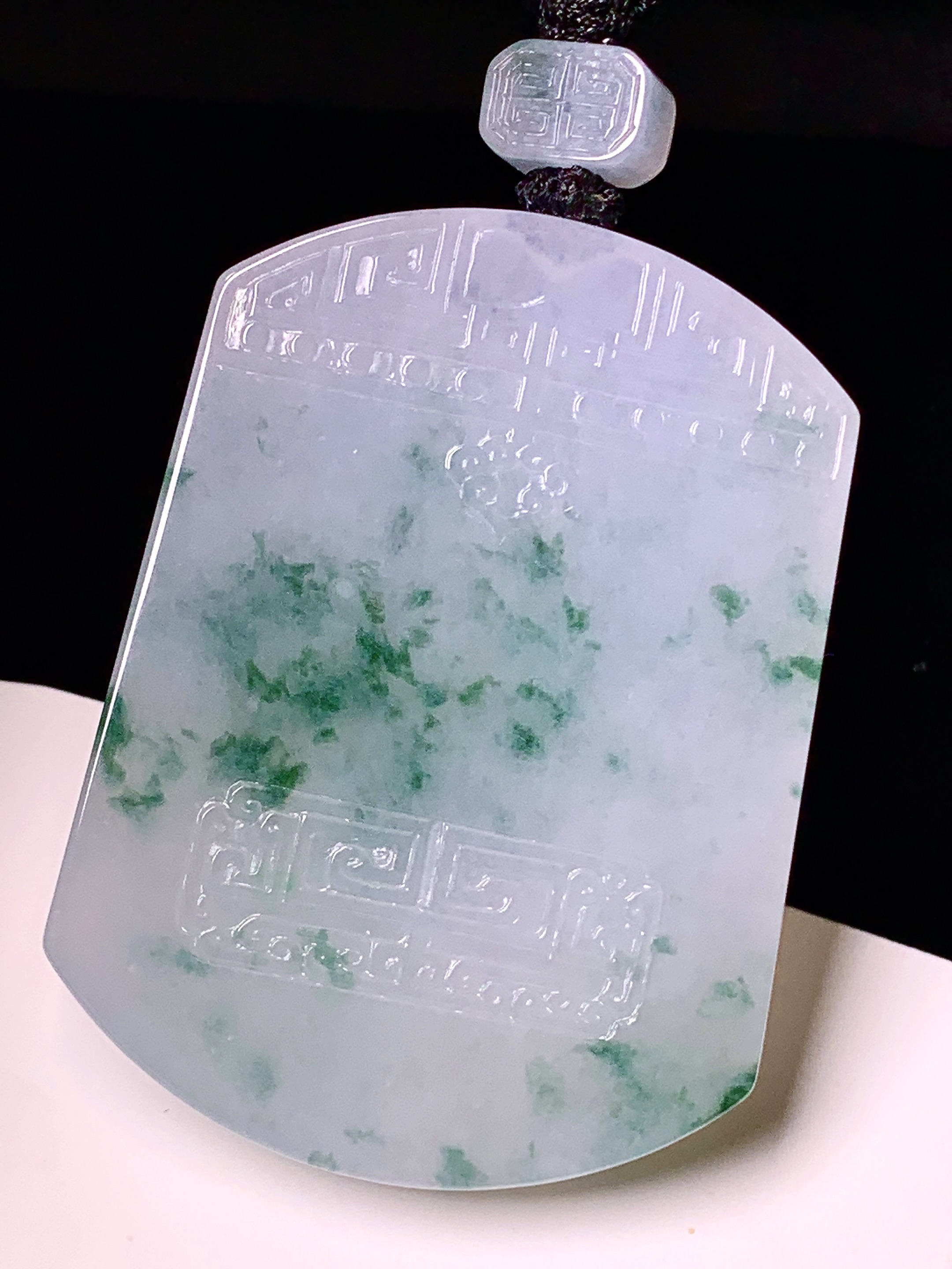 飘绿无事牌吊坠 玉质细腻 色泽艳丽清新 水润亮眼 整体尺寸53.8*40*6.2 L1