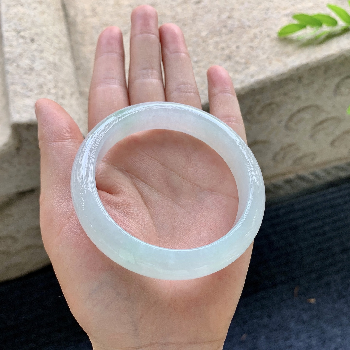 正圈56 57，糯冰飘绿，水润，种老，细腻，打灯有纹线