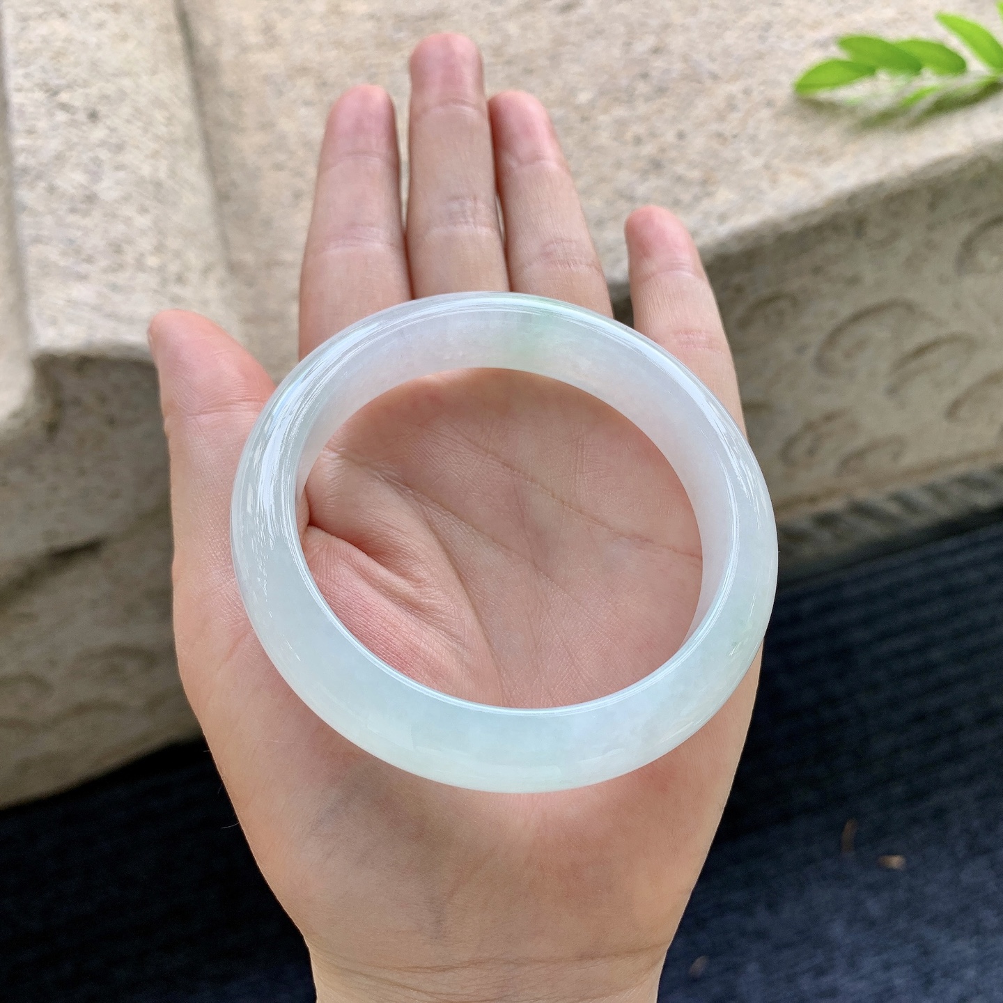 正圈56 57，糯冰飘绿，水润，种老，细腻，打灯有纹线