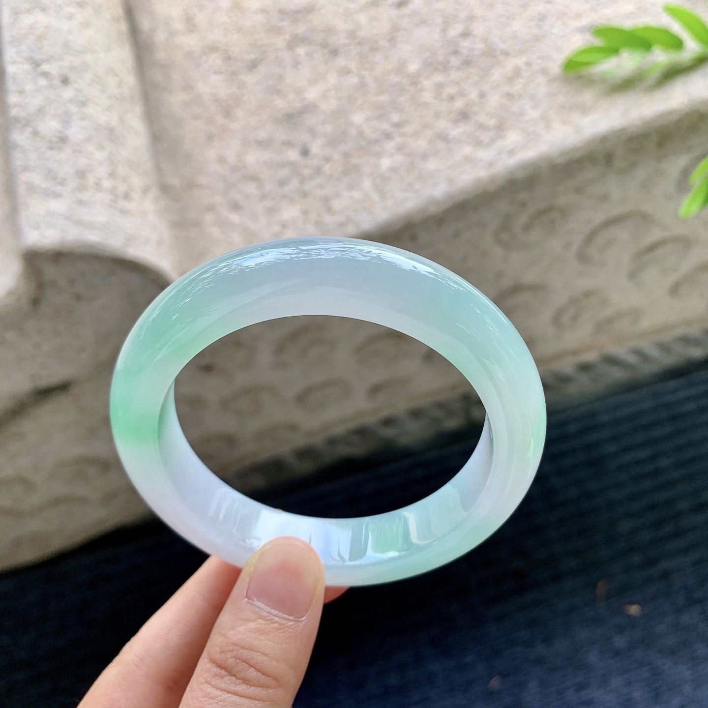 正圈57 58，圈口58.7/13.2/9.7，编码AD090408，描述冰糯飘绿，水润，种老，细腻，无裂。