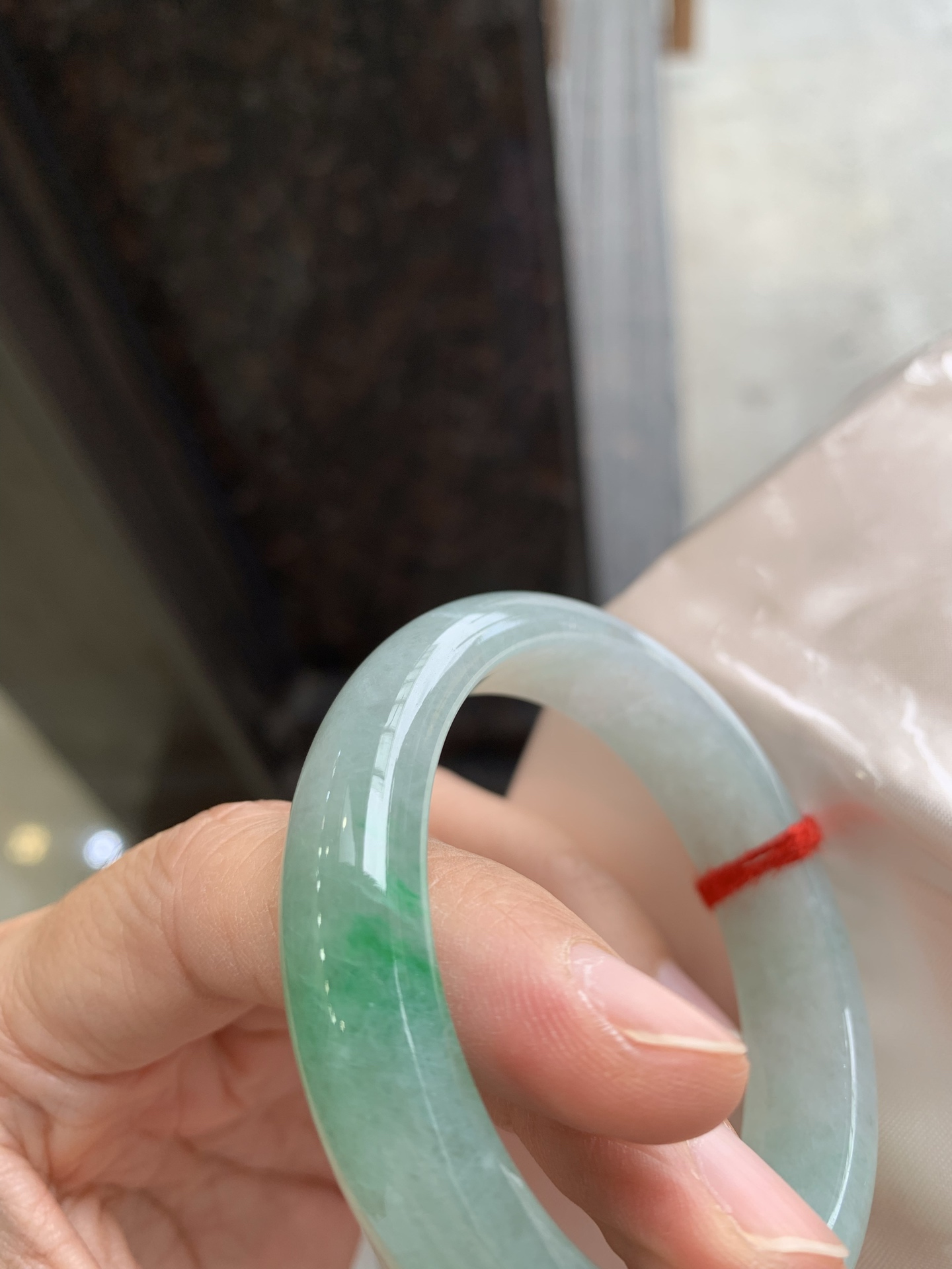 贵妃冰飘绿 微细纹 尺寸：52.8/46/13.2/7.4 小圈口