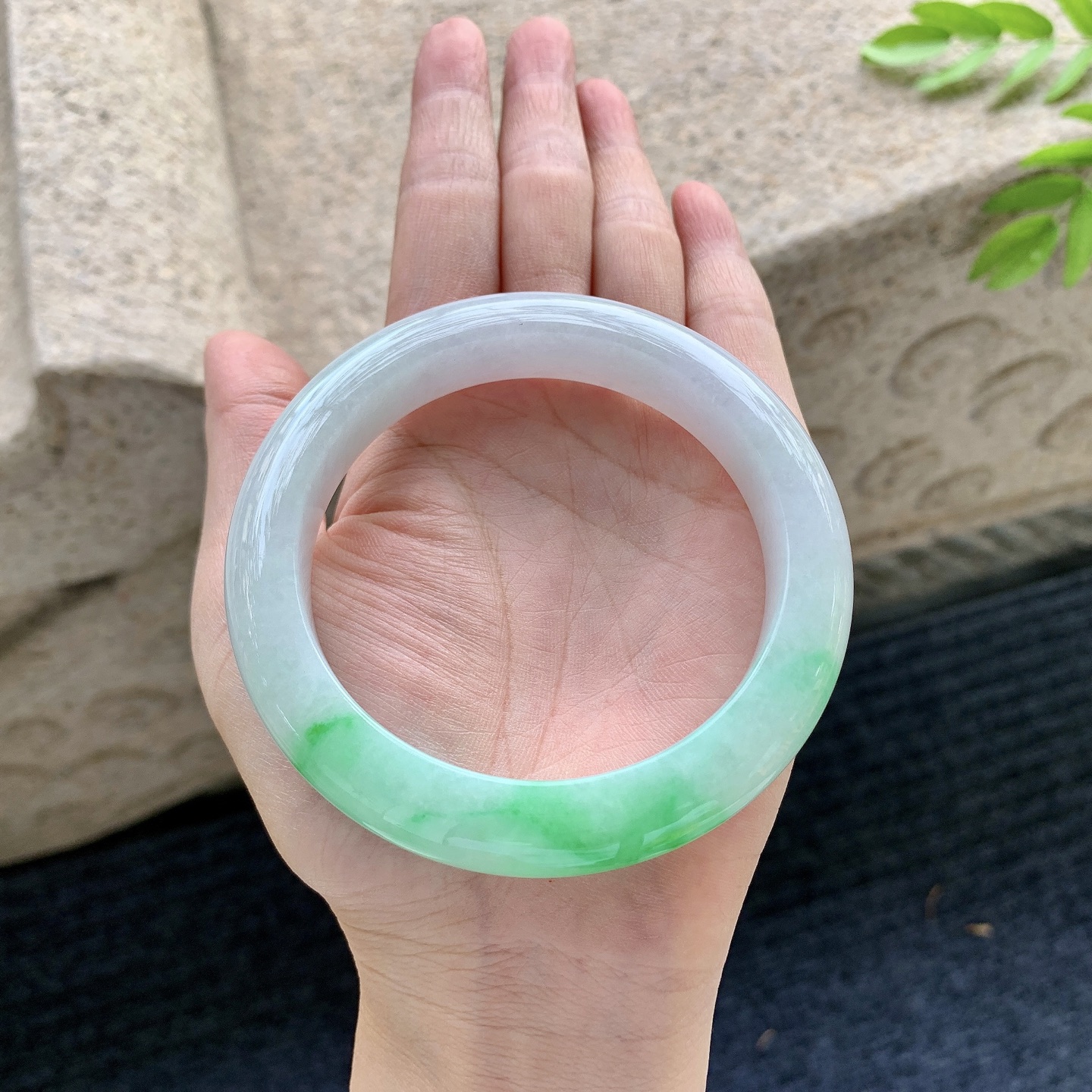 正圈59 60，圈口60.5/12/10，编码T1090419，冰糯飘阳绿，水润，种老，细腻，打灯有