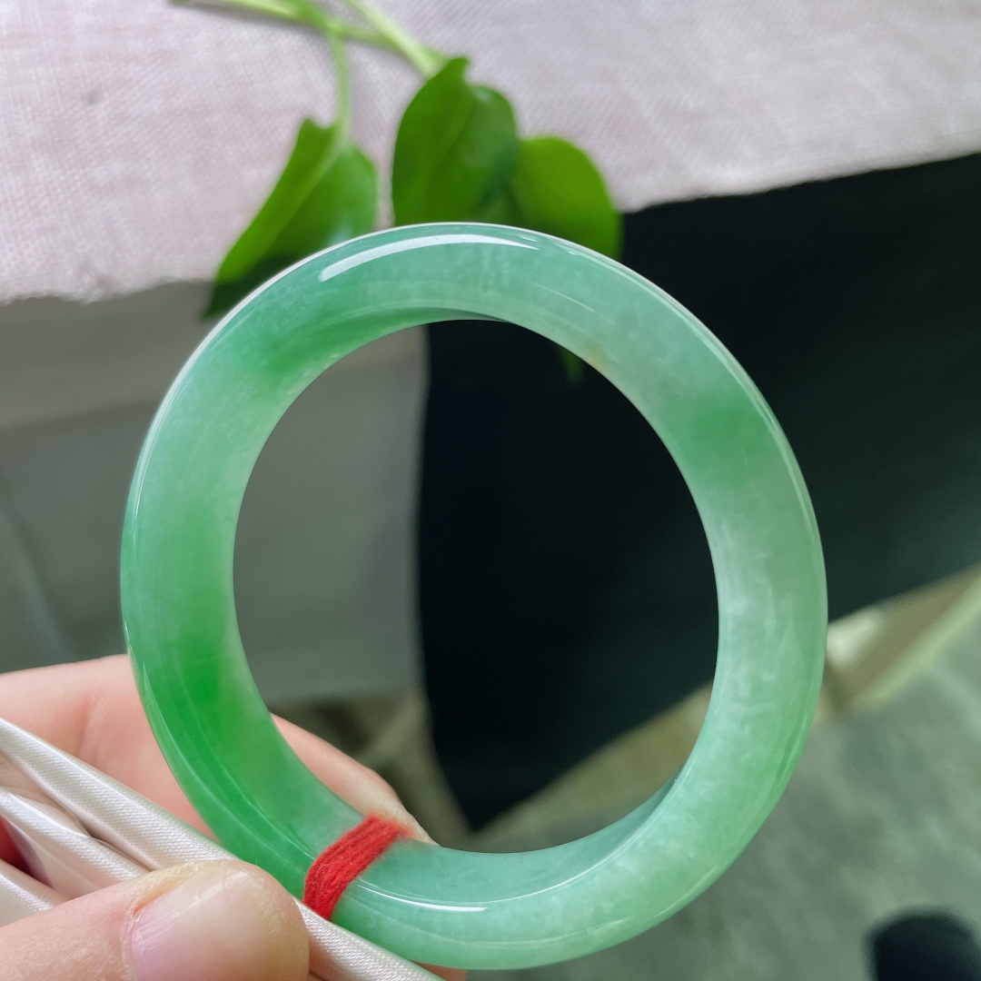 52.8/12.9/8.1，绿底正圈，是大地沉淀的目光，是值得世代珍藏的一眼万年。无裂，洒金，ss58111a