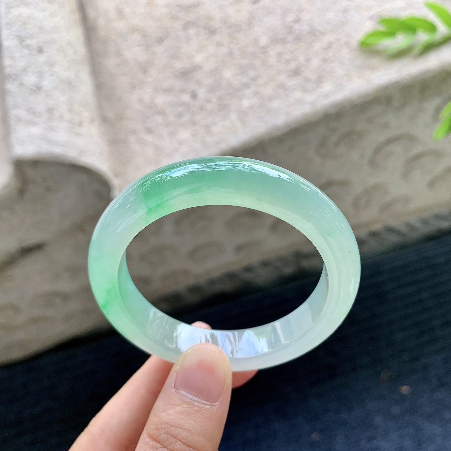 正圈49 50，圈口50.3/11.2/8，编码G9090440，描述冰飘阳绿，清透，水润，种老，细腻，打灯有絮线