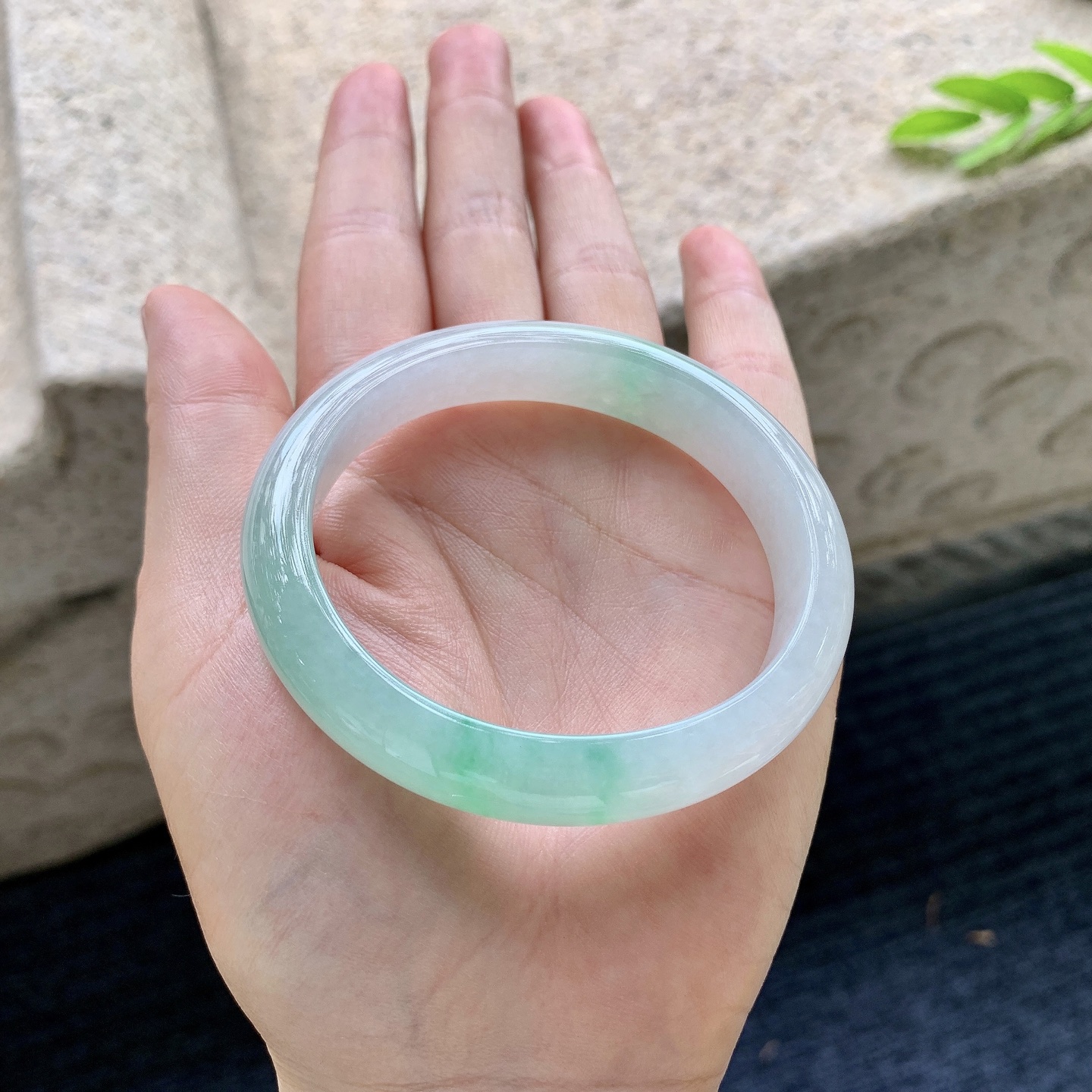 贵妃54 55，圈口55.2/48.6/11.5/7.2，编码AD090405，细糯飘绿，水润，种老