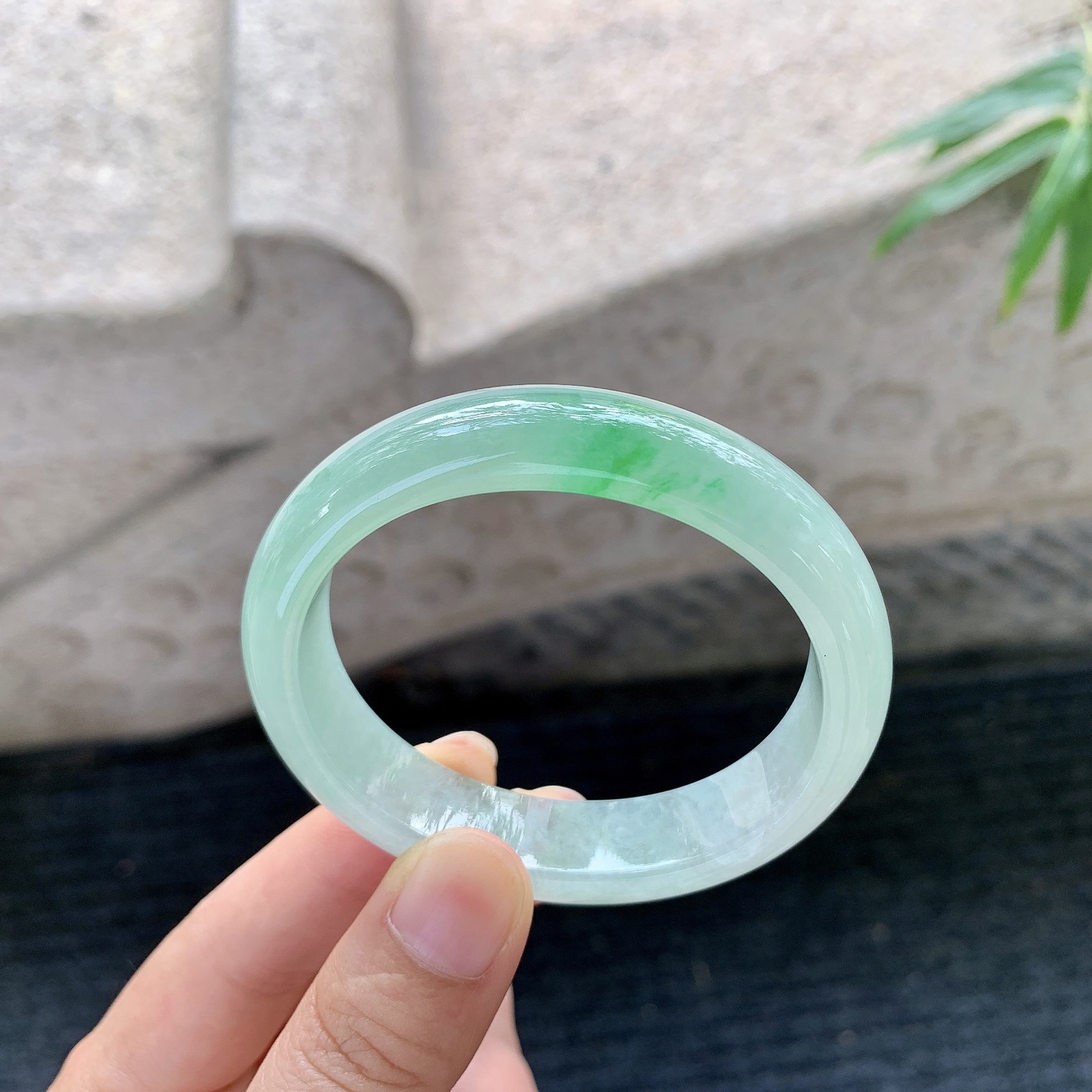 糯冰飘绿，水润，种老，细腻，打灯有絮线