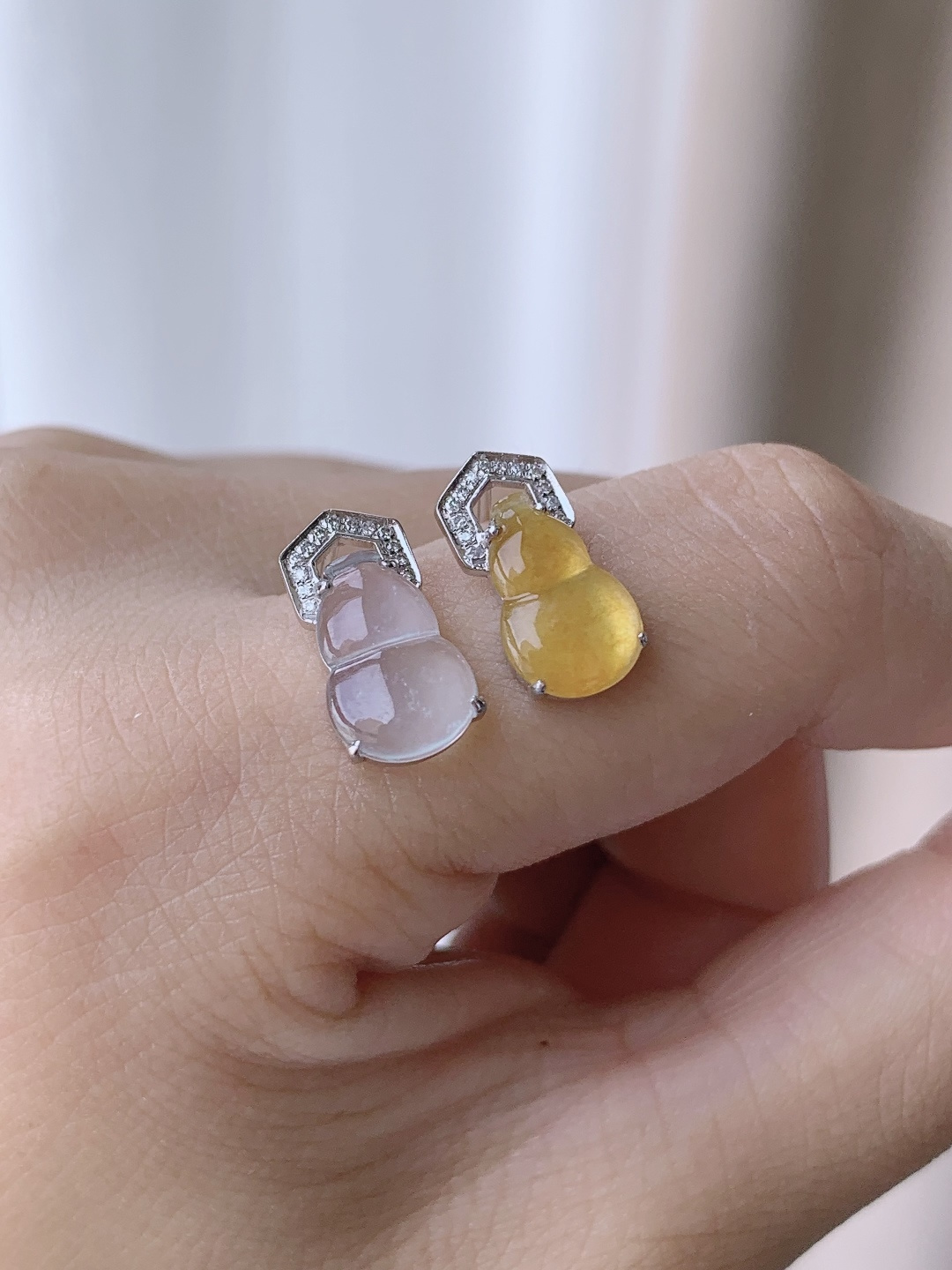 冰黄翡葫芦耳钉白冰葫芦耳钉,缅料,18k金镶嵌,性比高,鸡油黄,双彩,整体14.7-7.6-3.4,裸石11-7.6-2,重量1.6克