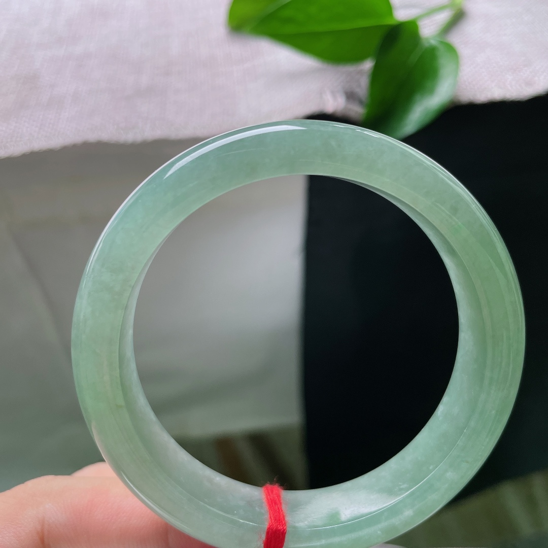 冰油正圈，无裂，通体是柔和静谧的湖青底色，翠色匀净铺满镯身，清润沉静。ss57898a
