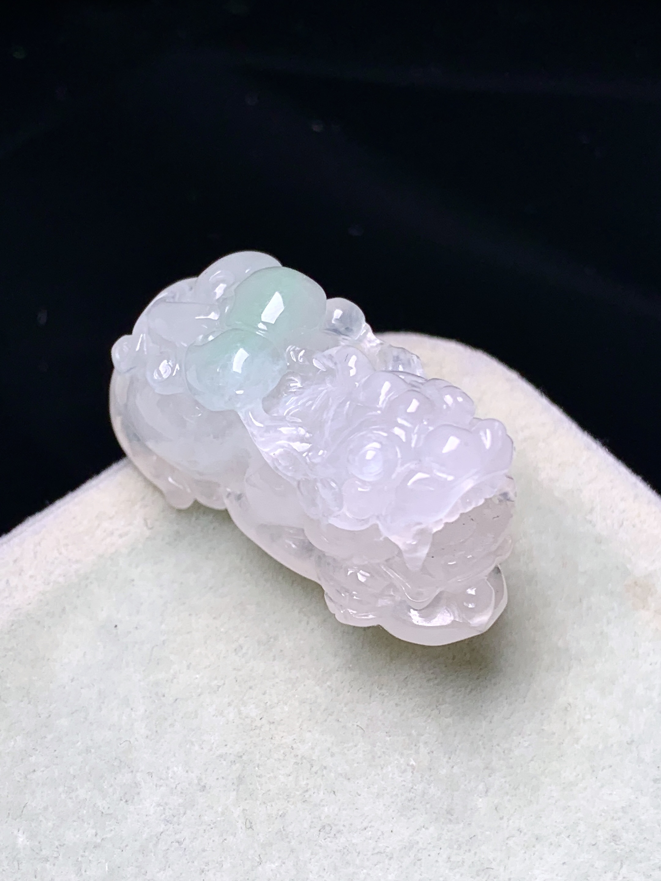 飘绿貔貅吊坠 玉质细腻 色泽艳丽清新 水润亮眼 整体尺寸30.6*12.3*15 2x