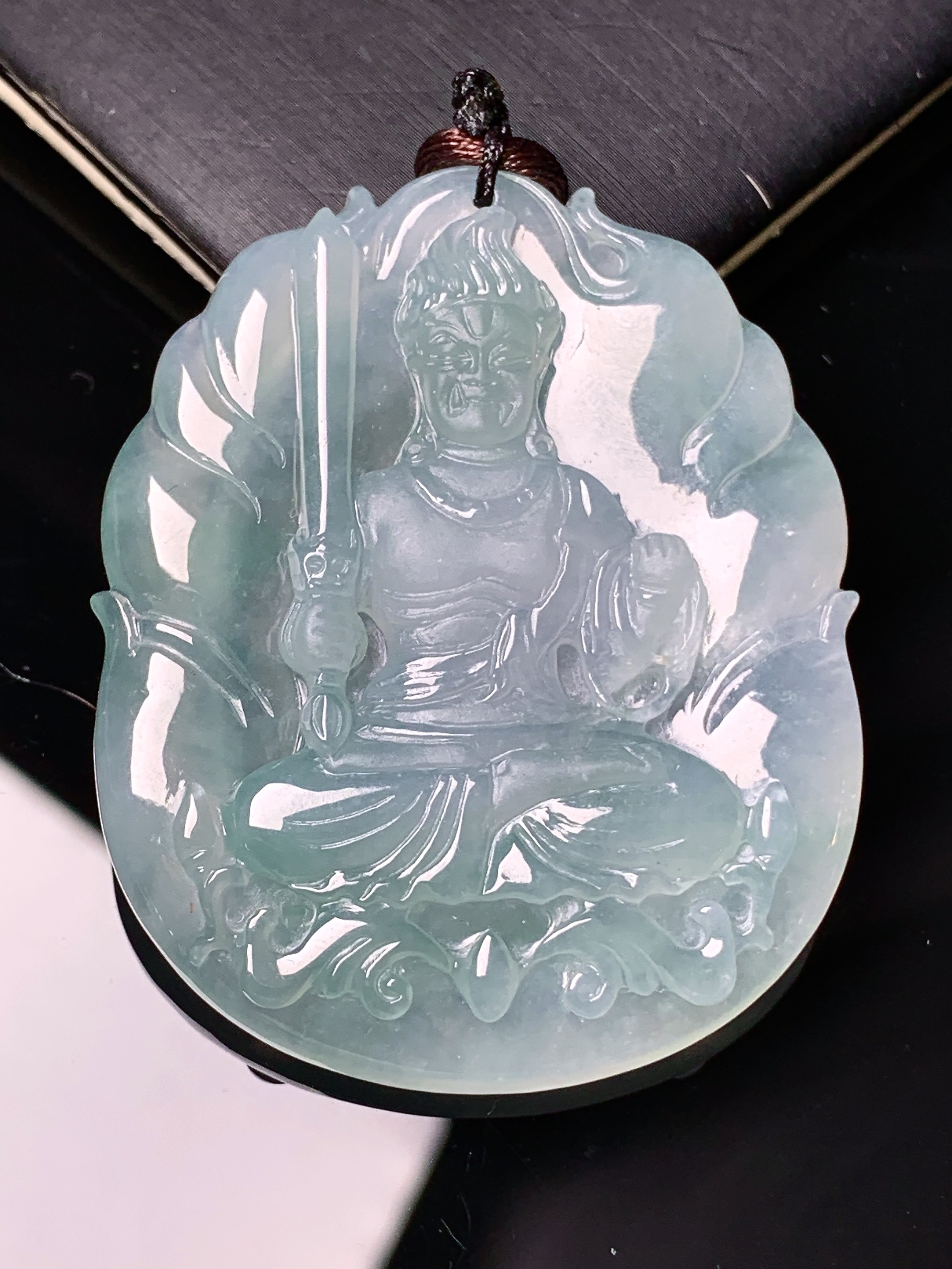 冰种不动明王吊坠 玉质细腻 色泽艳丽清新 水润亮眼 整体尺寸48.2*38.8*5.8 b2
