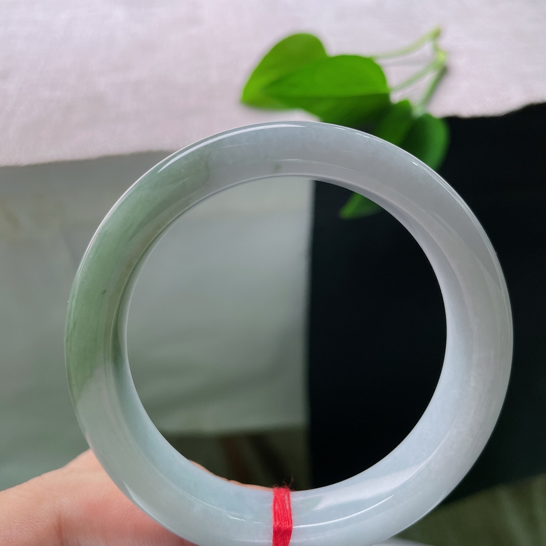 油青正圈，一点皮纹，玉面光泽柔和，一侧晕染大片油绿，复古氛围感十足，低调又富有故事感。ss57910a