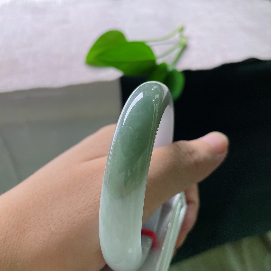 油青正圈，一点皮纹，玉面光泽柔和，一侧晕染大片油绿，复古氛围感十足，低调又富有故事感。ss57910a