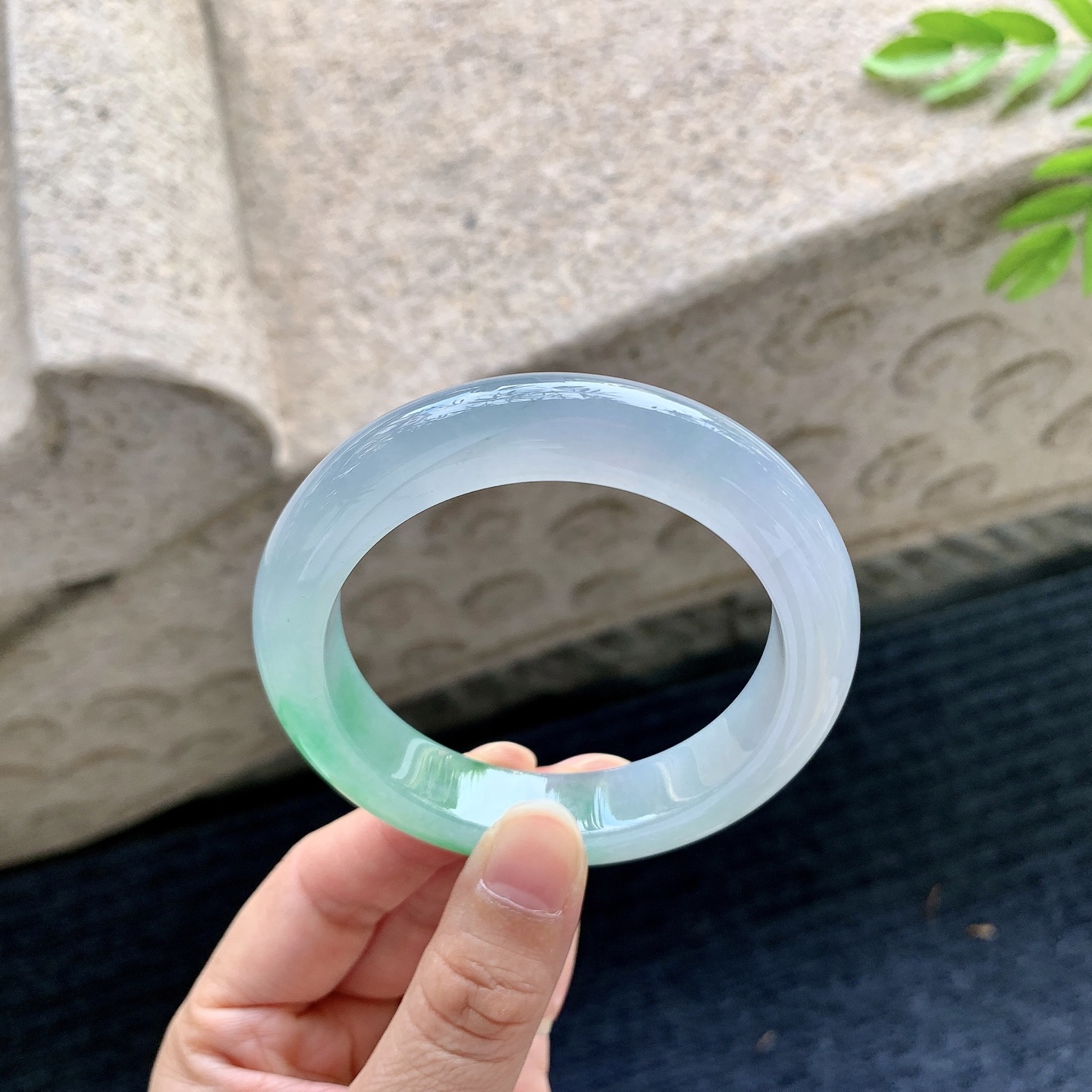 正圈53 54，圈口54.8/12.2/9.5，编码G9090439，冰糯飘绿，水润，种老，细腻，有絮线