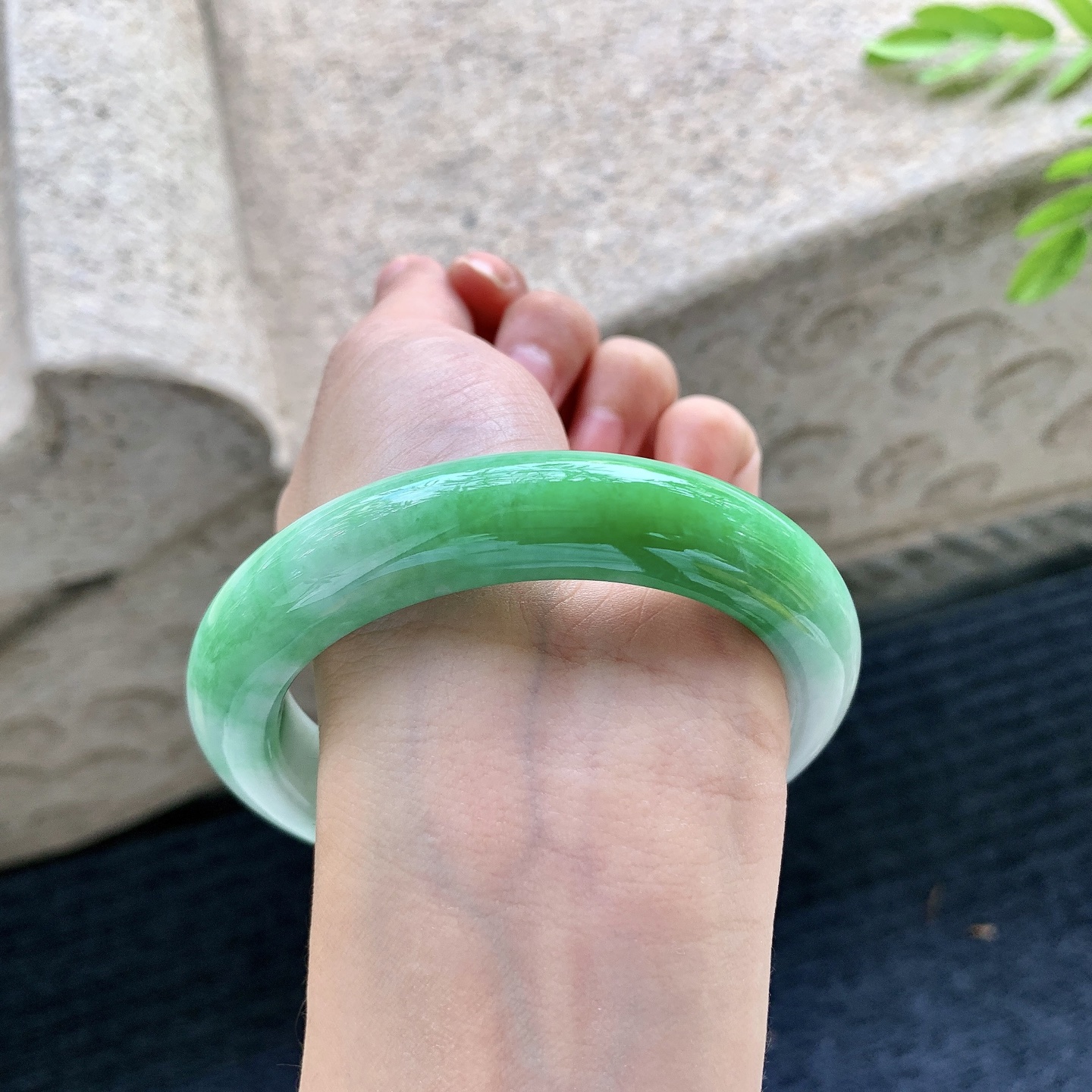 正圈，圈口59/13.1/10.7，编码Q7090452，细糯辣阳绿，水润，种老，细腻，有纹线