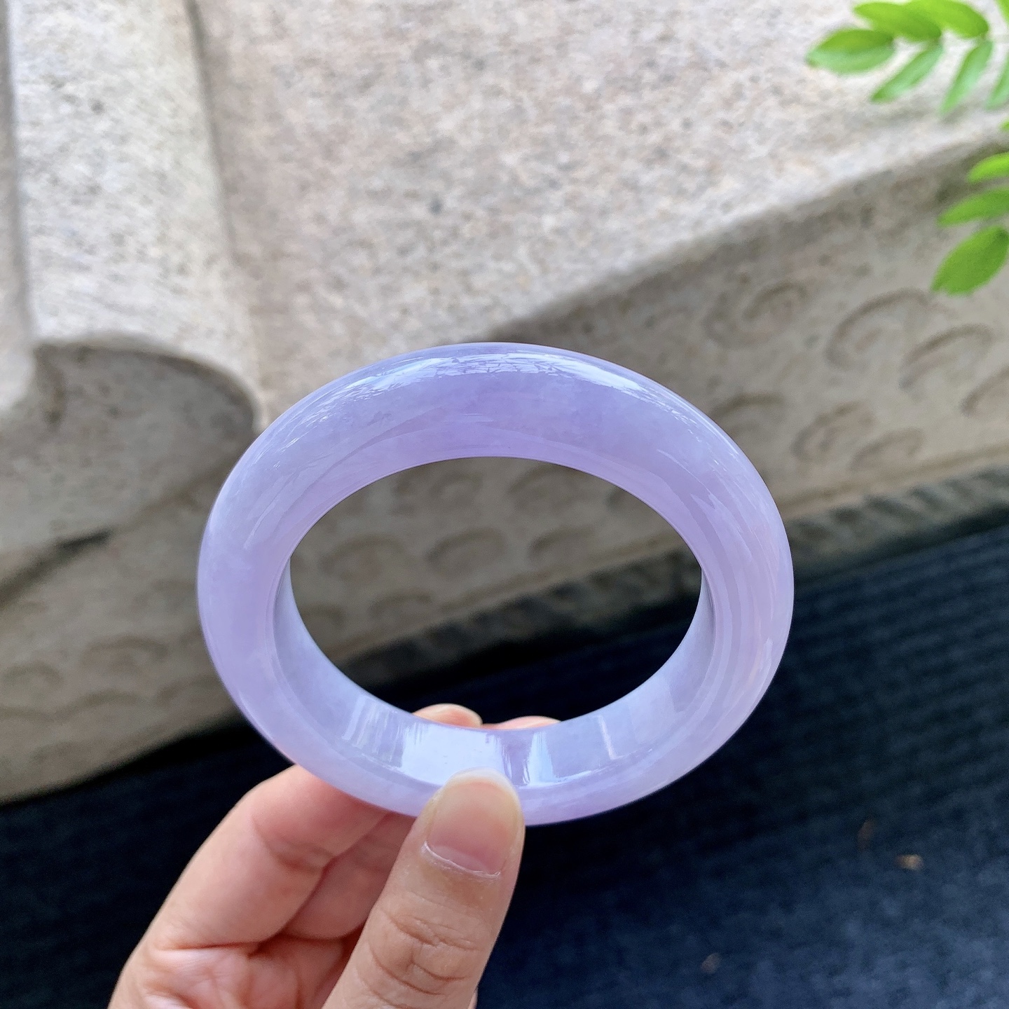 正圈55 56，圈口55.8/13.8/10.7，编码WW090455，糯冰水润，种老，细腻，打灯有棉纹线，无裂