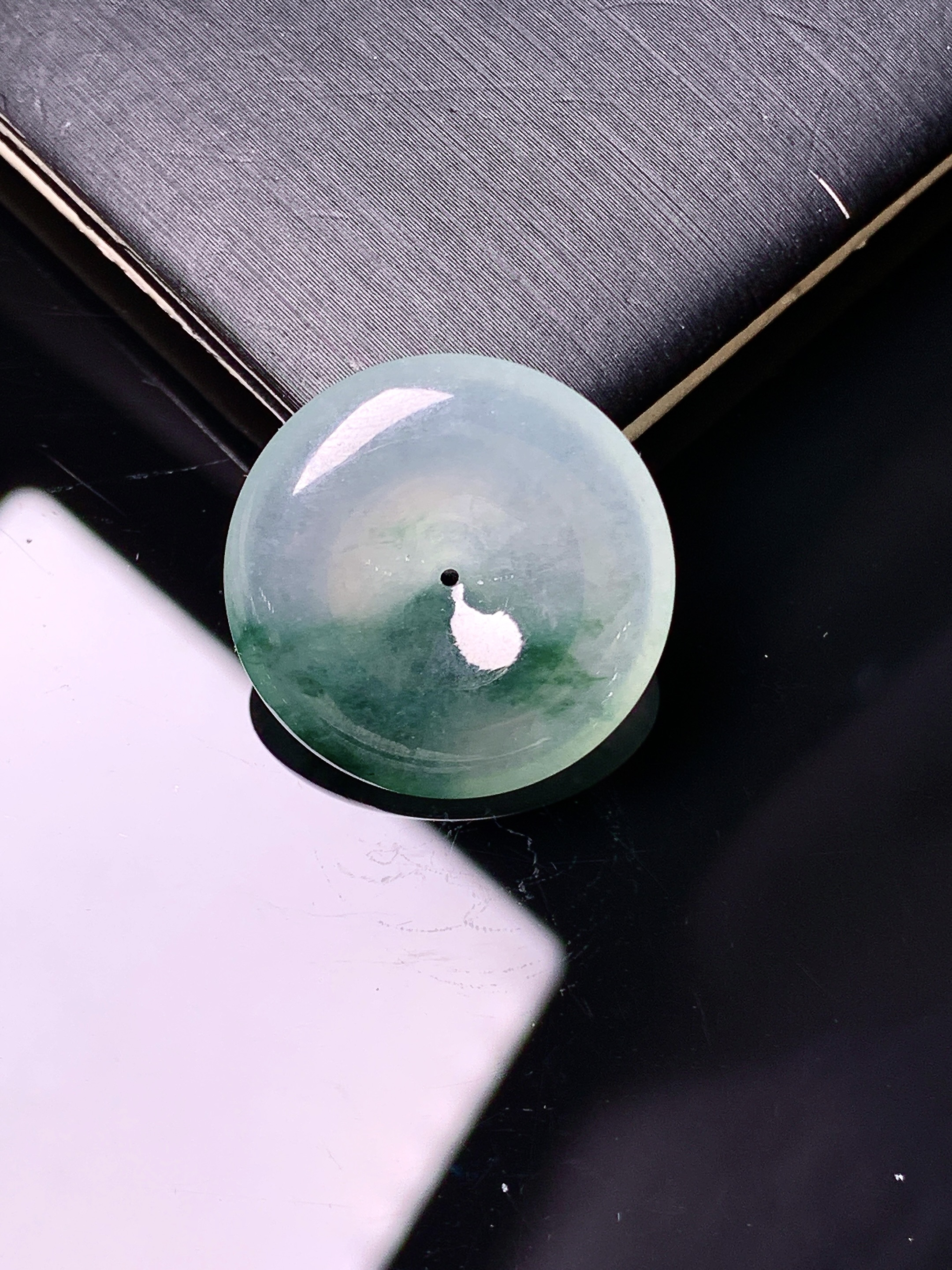 飘绿平安扣吊坠 玉质细腻 色泽艳丽清新 水润亮眼 整体尺寸20.3*4.8 e1