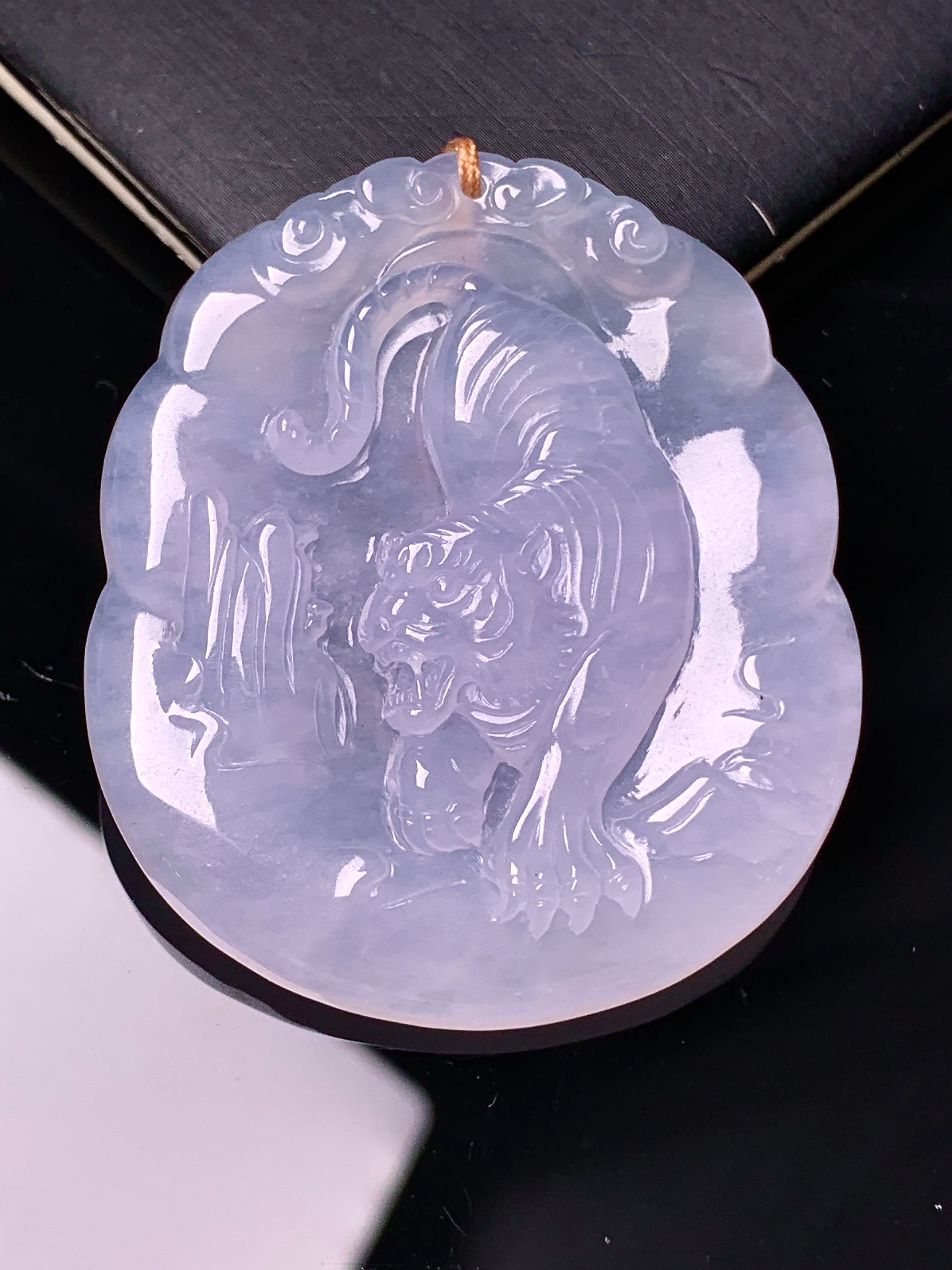 冰种生肖虎吊坠 玉质细腻 色泽艳丽清新 水润亮眼 整体尺寸47.5*41.3*6.2