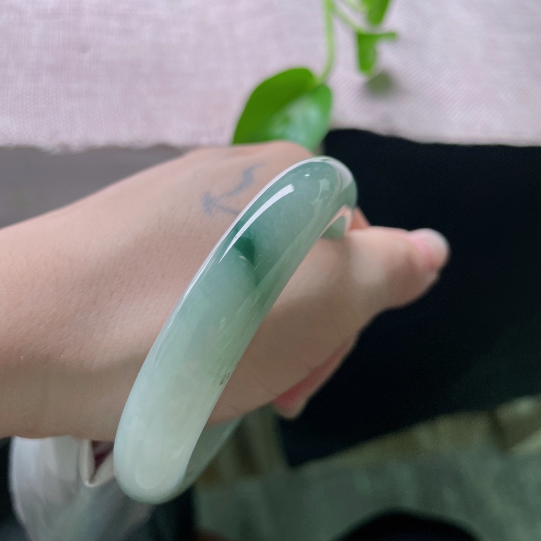 55.8/12/8.3飘花正圈，如江南湖水，点点飘花似水中浮萍，腕间一转便是半幅水墨丹青。色纹，ss58179a
